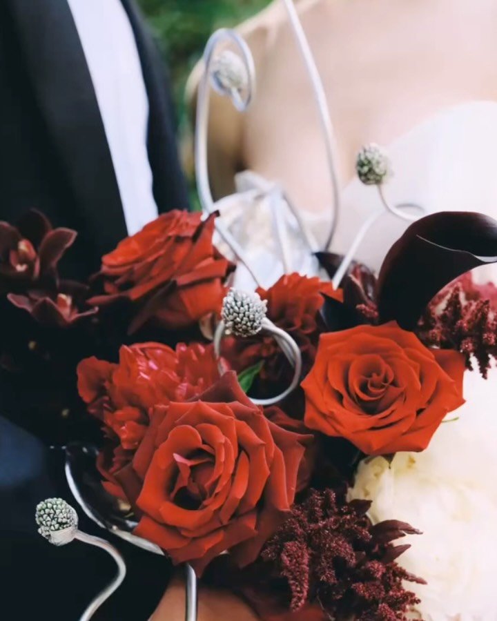 🔗✨

HAMU： @lunana_makeup_artist 
Bouquet： @blacc.flower 

#melbourneweddingphotographer #filmweddingphotographer #sydneyweddingphotographer