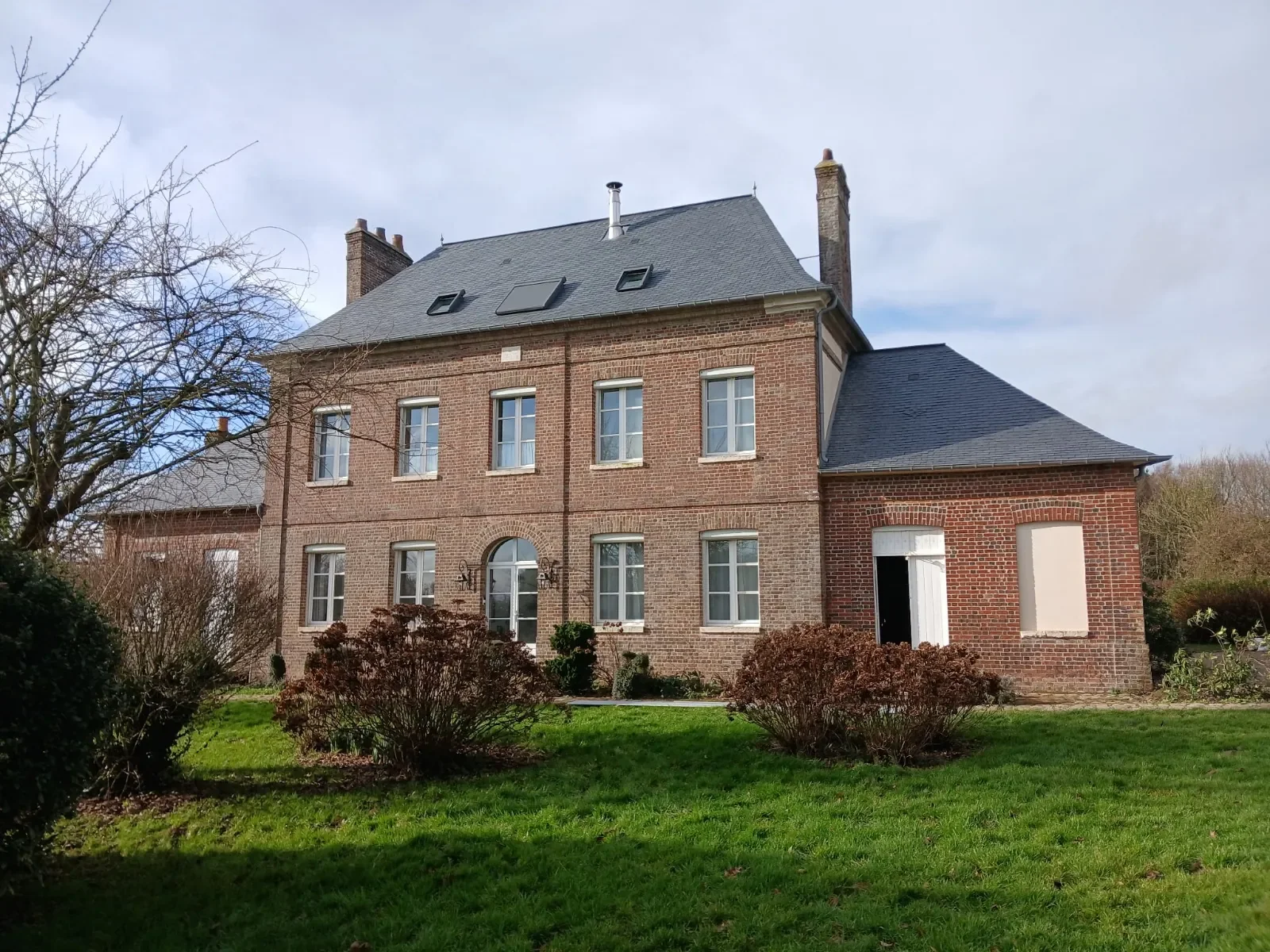Maison de maître en brique avec toiture en ardoises naturelles refaite par BCR Couverture près de Rouen