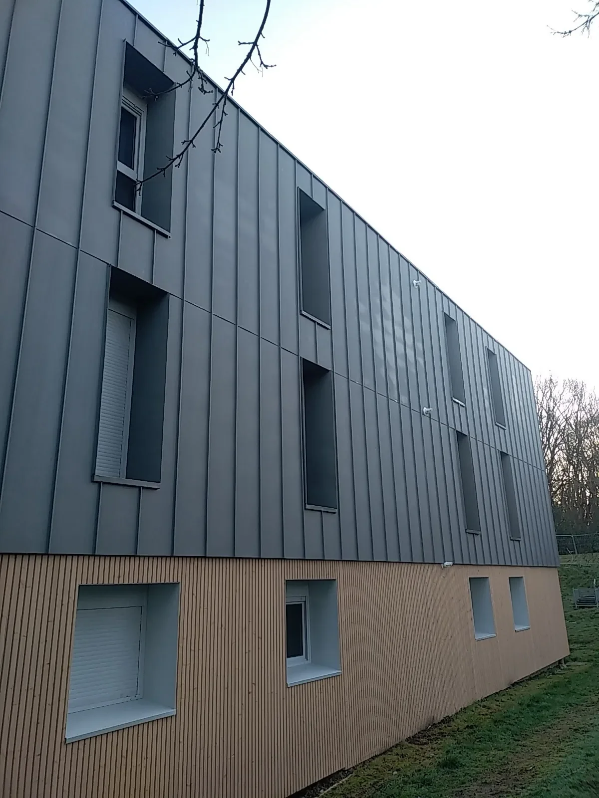 bardage-zinc-joint-debout-facade-rouen.webp