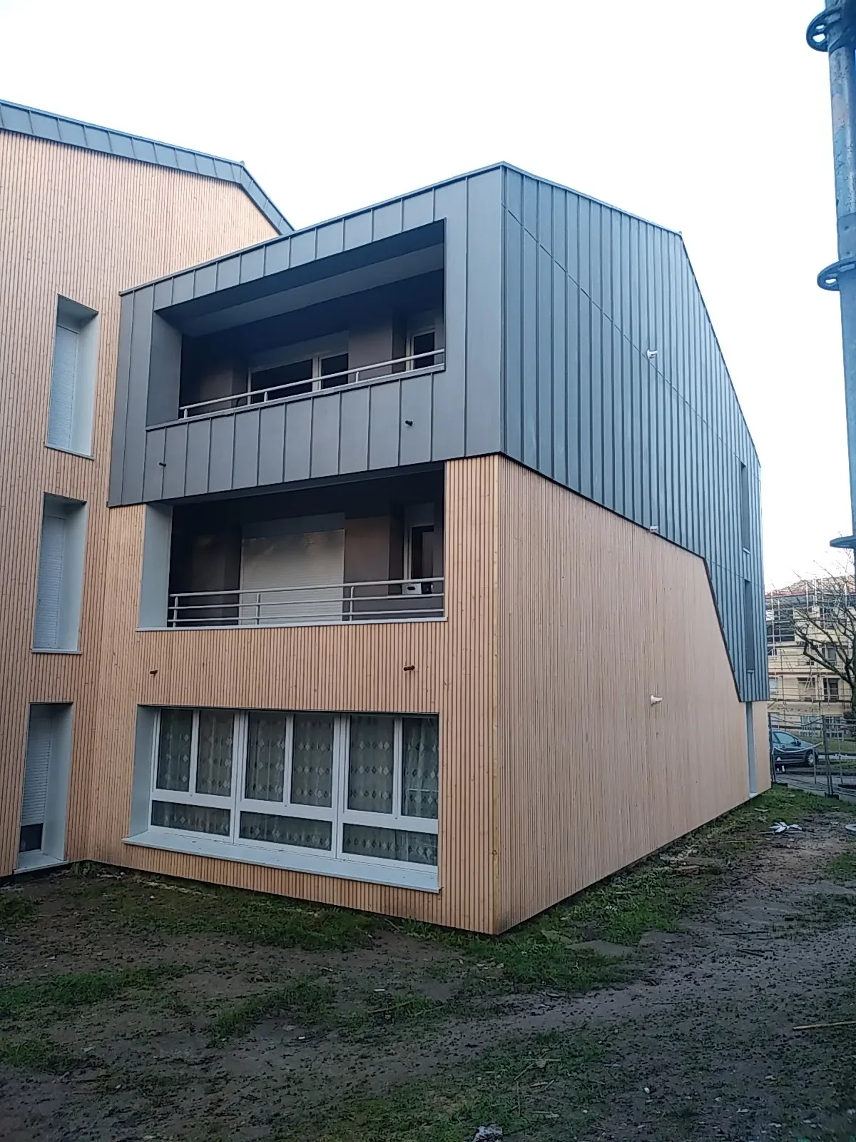 bardage-zinc-joint-debout-bois-residence-rouen.webp