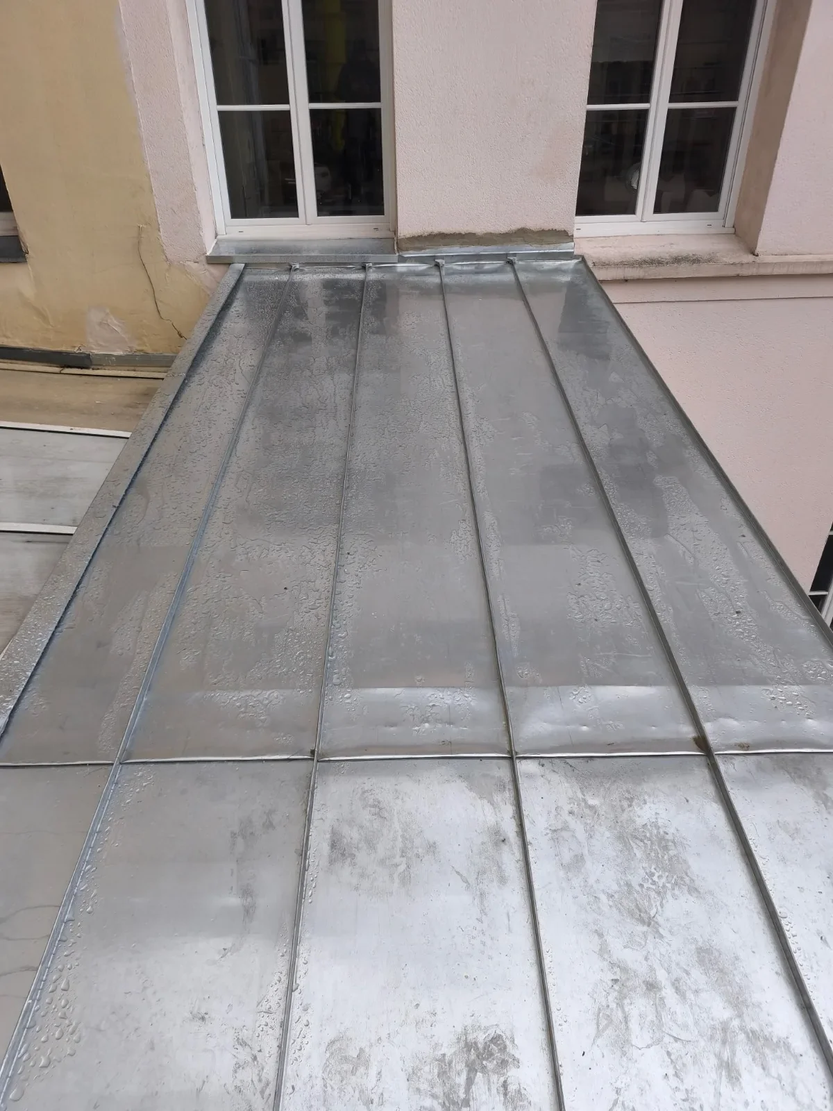 cheneau-zinc-echafaudage-rue-etroite-rouen-05.webp