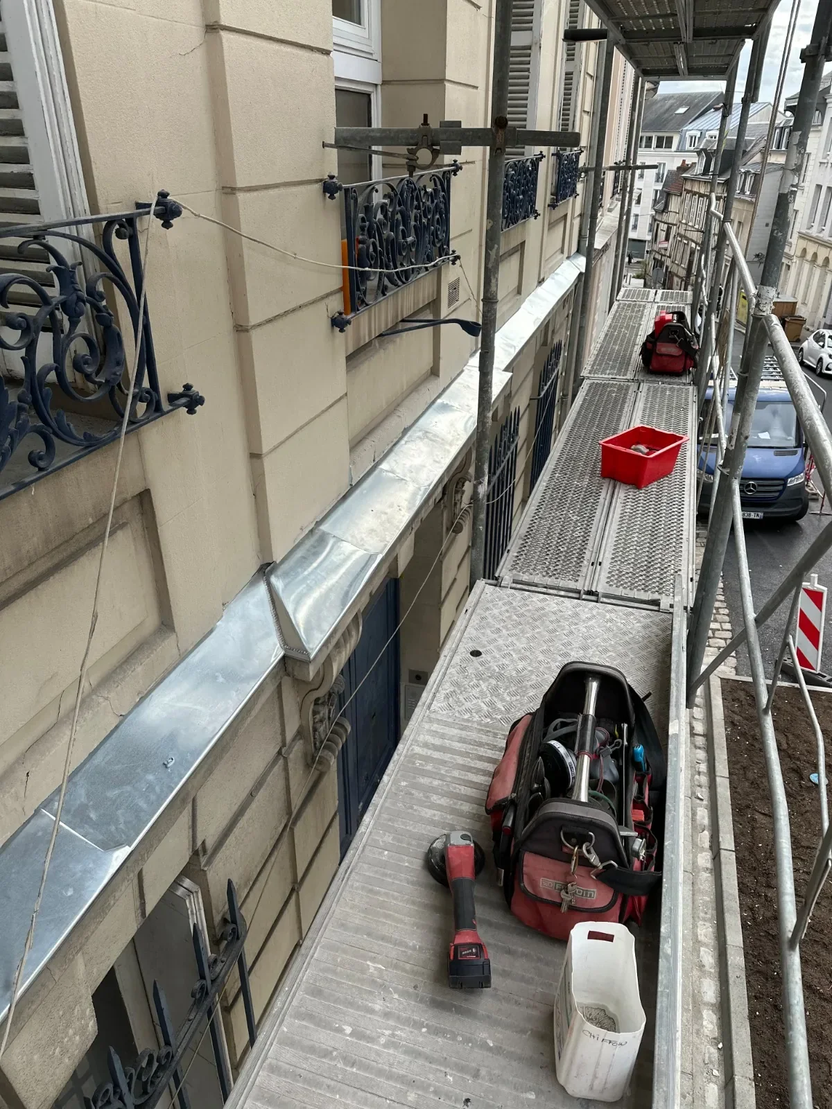couverture-terrasse-zinc-cheneau-immeuble-rouen-02.webp