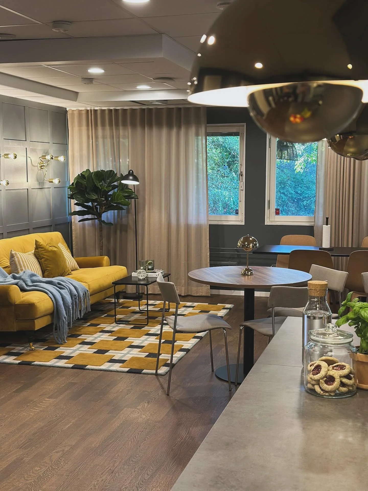 SVERIGES SNYGGASTE KONTOR. Den kala vita lokalen blev ett f&auml;rgstarkt, v&auml;lkomnande och funktionellt kontor. Vill ni r&ouml;sta p&aring; det h&auml;r kontoret? L&auml;nk i bio till Teachiq.

#sverigessnyggastekontor #inredarestockholm #kontor