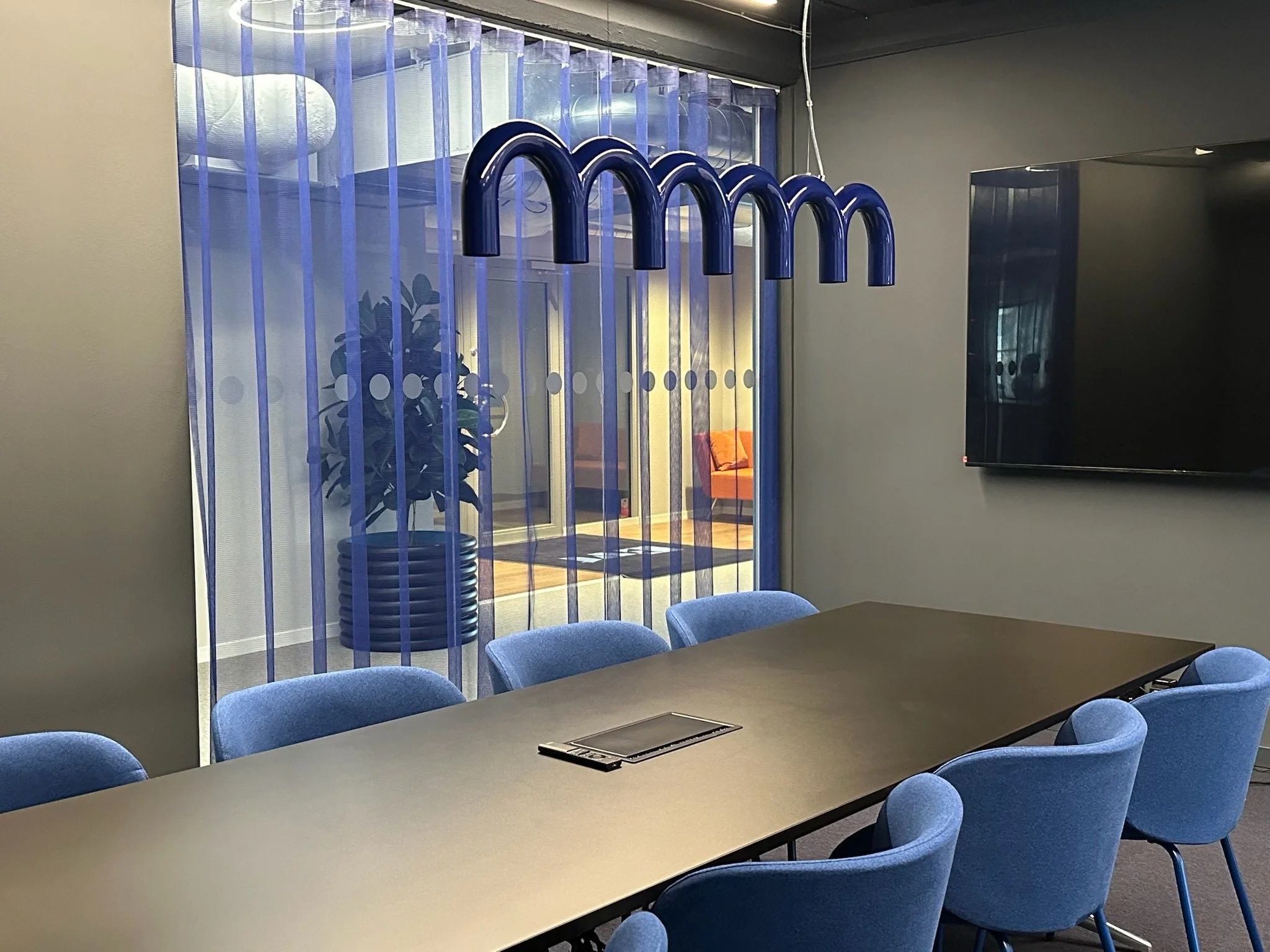 modernt blått konferensrum EVT COBE Stockholm