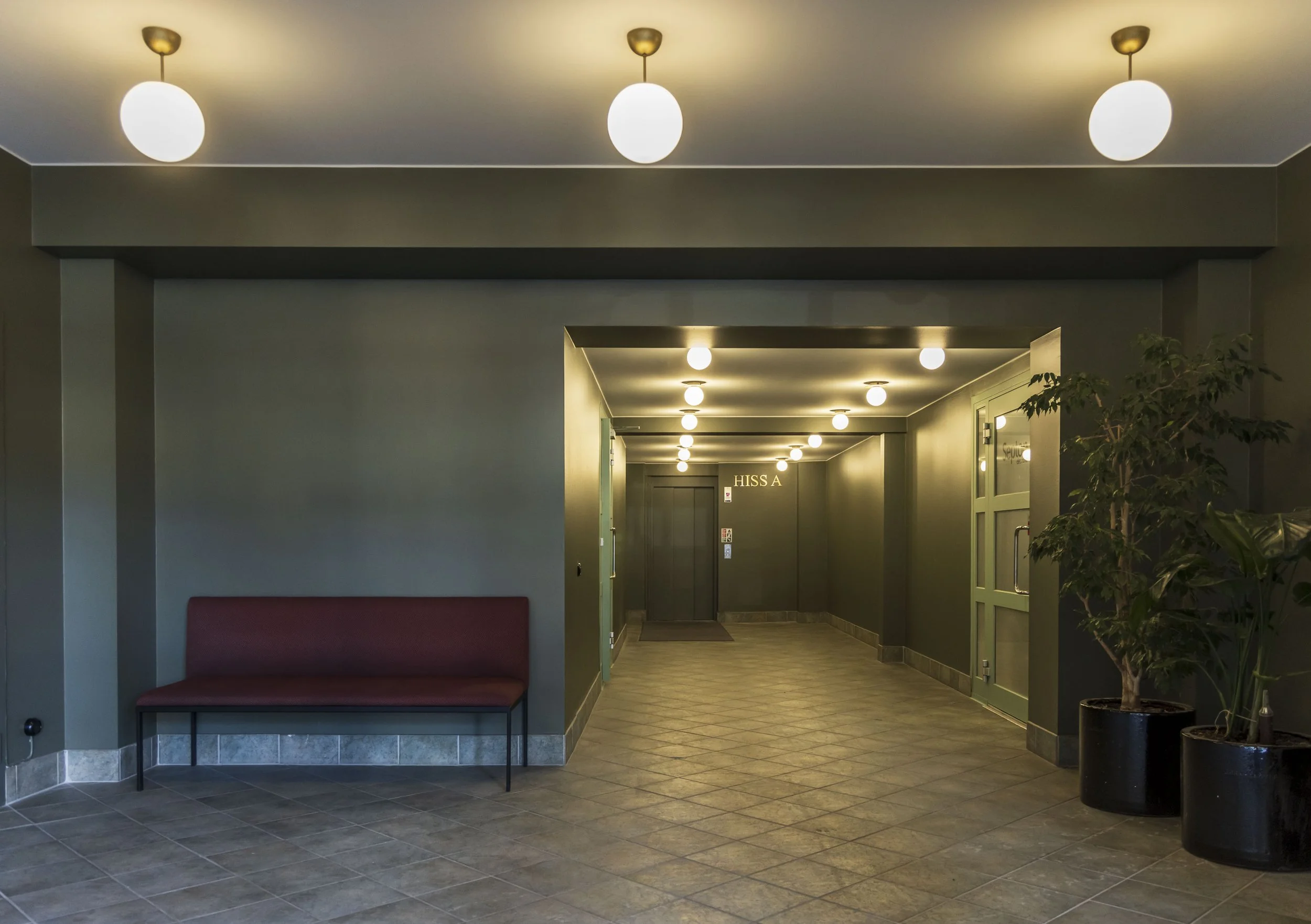 Inredning av lobby entre linaberg mörkgrön hisshall tidigt nittonhundratal