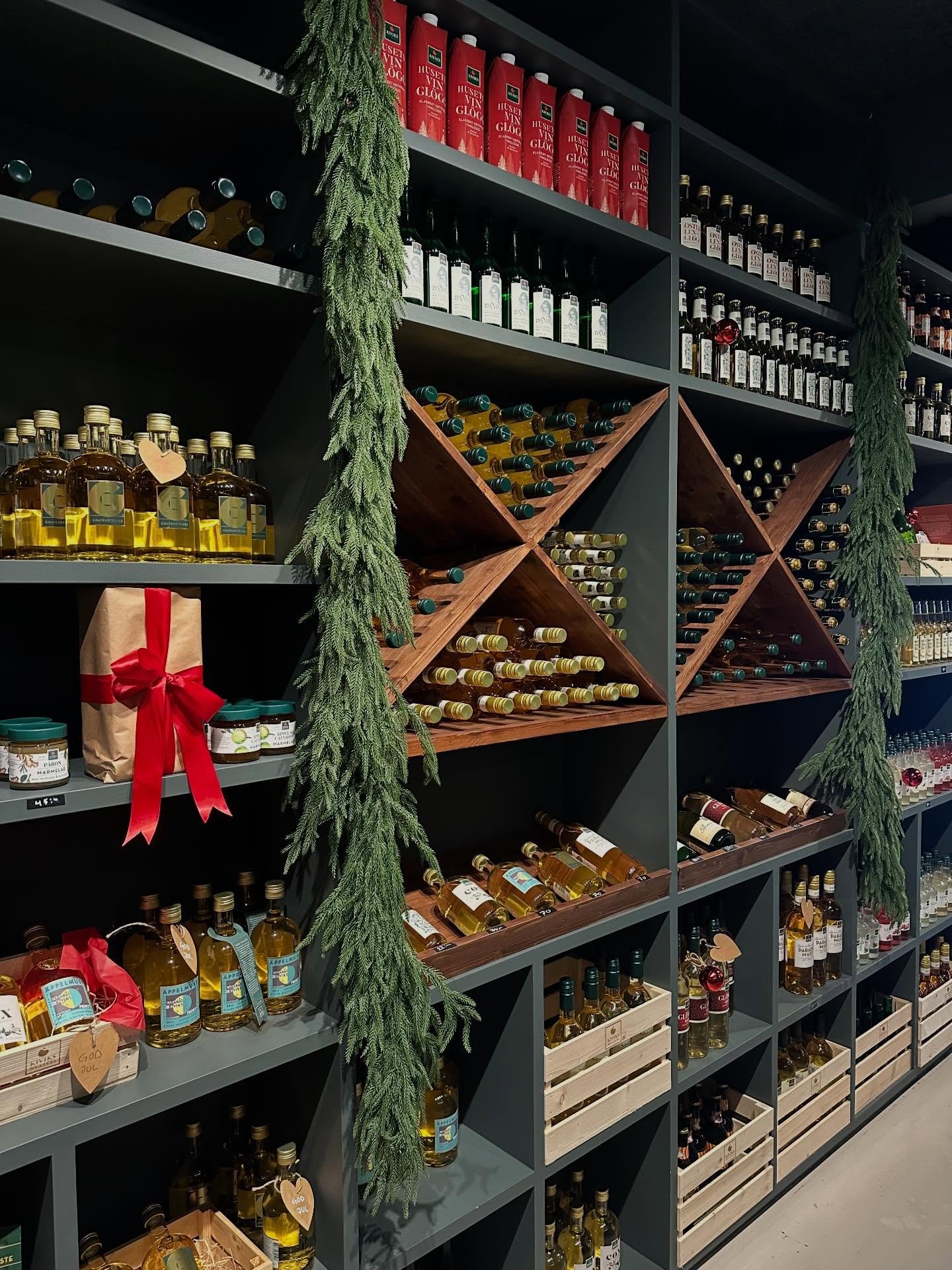 MYSIGT UPPDRAG. Julk&auml;nsla p&aring; @kiviksmusteri - med butiksinredning och julskyltning av oss 🙌 🍎 🎄 

Saknar du n&aring;gra julklappar? Kila dit p&aring; stuberten!

#butiksinredning #inredarestockholm #kiviksmusteri