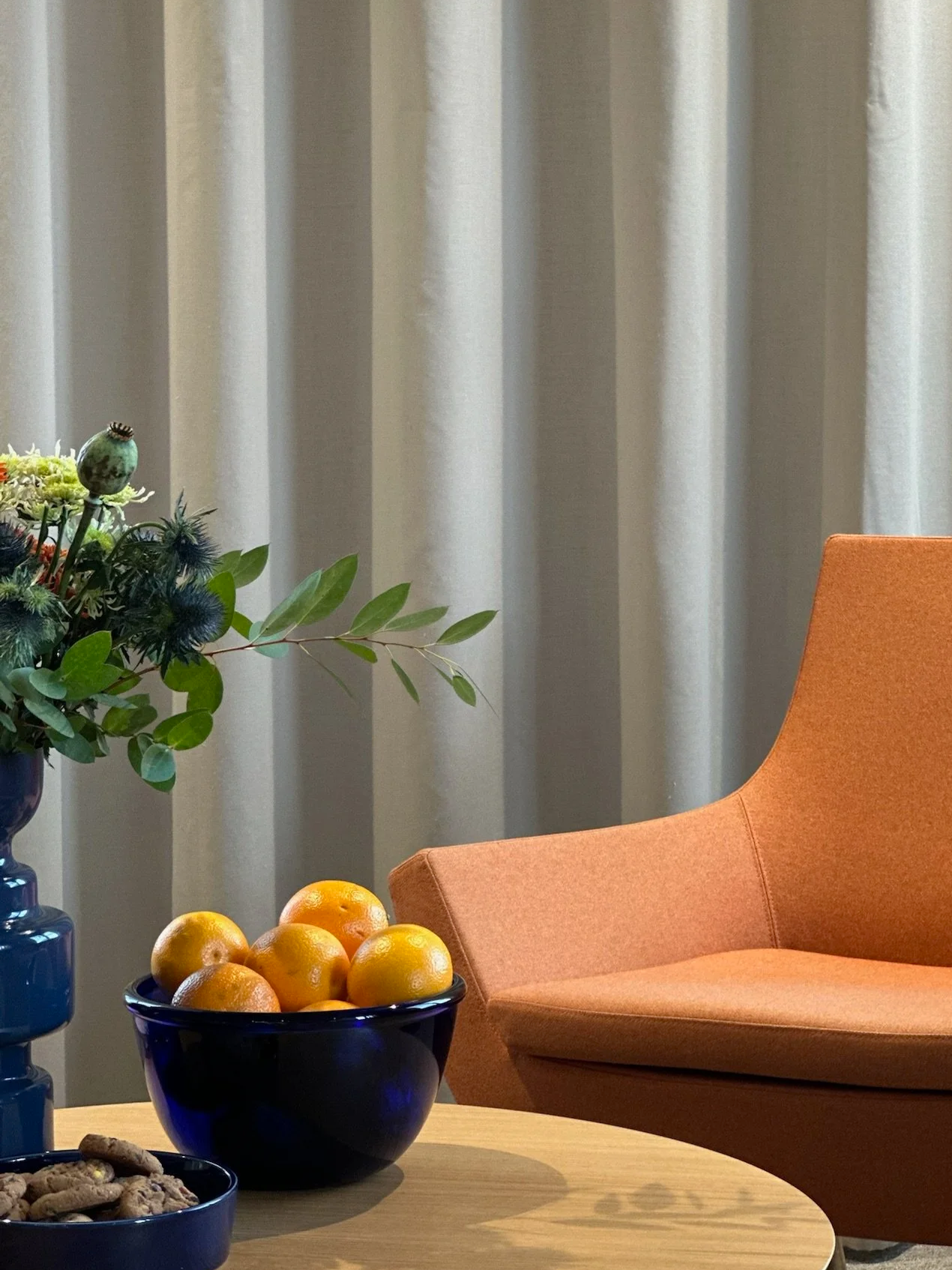 inredning-kontor-renovering-cobe-stockholm-evt-orange-stol.png