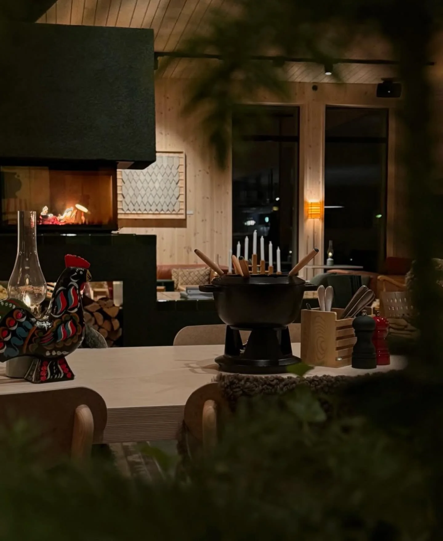 JULREDO. Nu st&aring;r Hyttan i S&auml;fsen redo att ta emot g&auml;sterna! Vi ses d&auml;r ⛷️ 

#restaurantinteriors #inredarestockholm