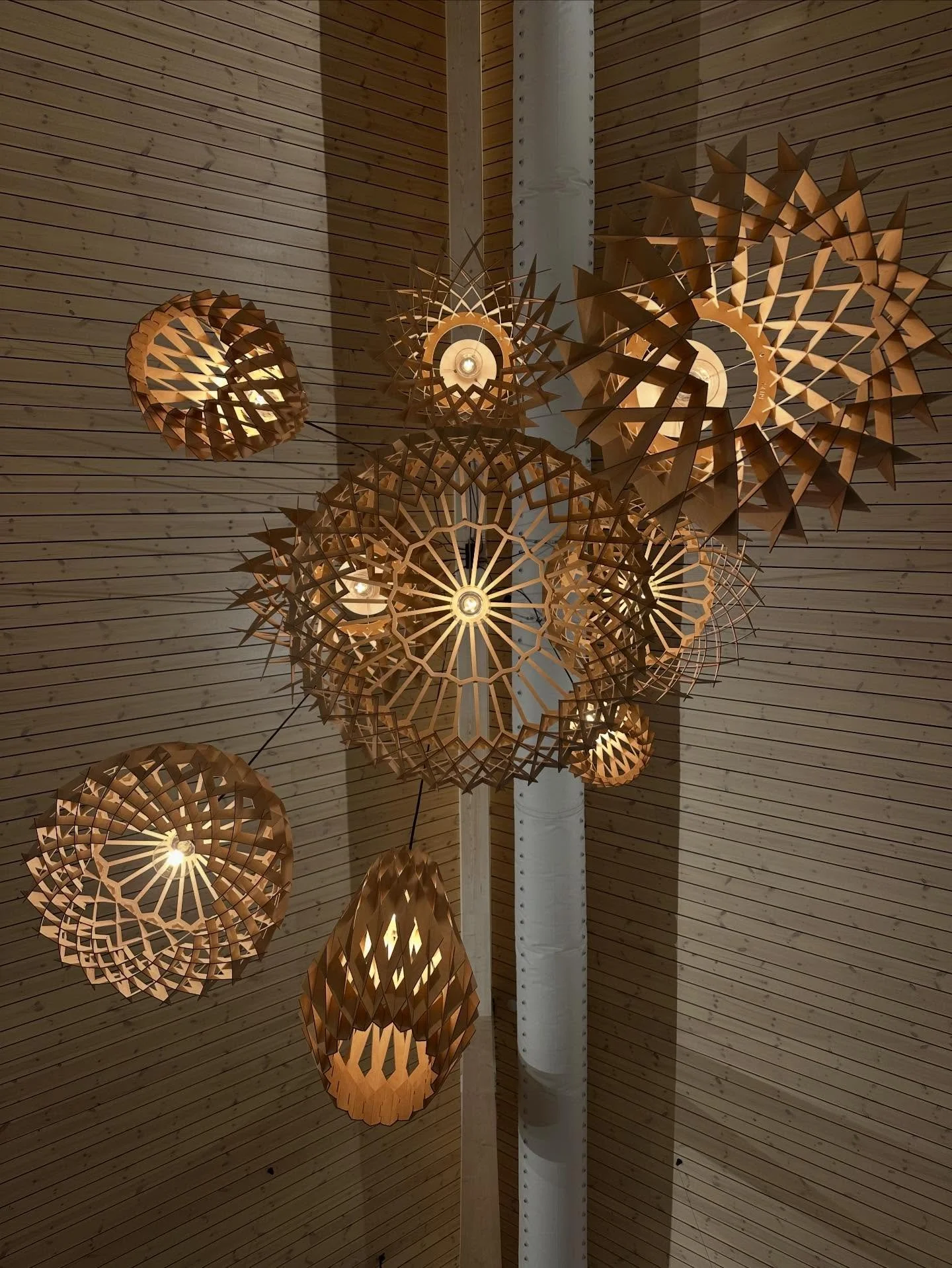 BELYSNING. S&aring; h&auml;r fin blev ljusinstallationen i @safsen med @pilkelights 🙌 💡