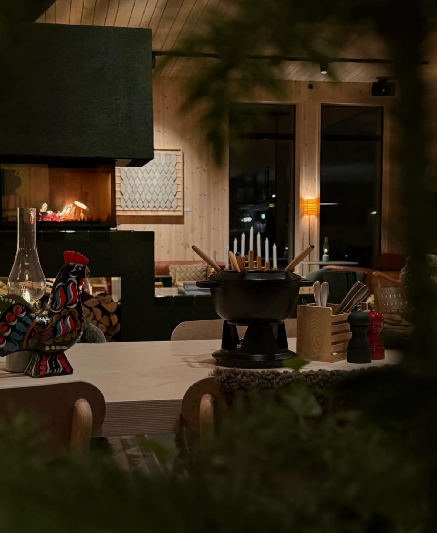 JULREDO. Nu st&aring;r Hyttan i S&auml;fsen redo att ta emot g&auml;sterna! Vi ses d&auml;r ⛷️ 

#restaurantinteriors #inredarestockholm