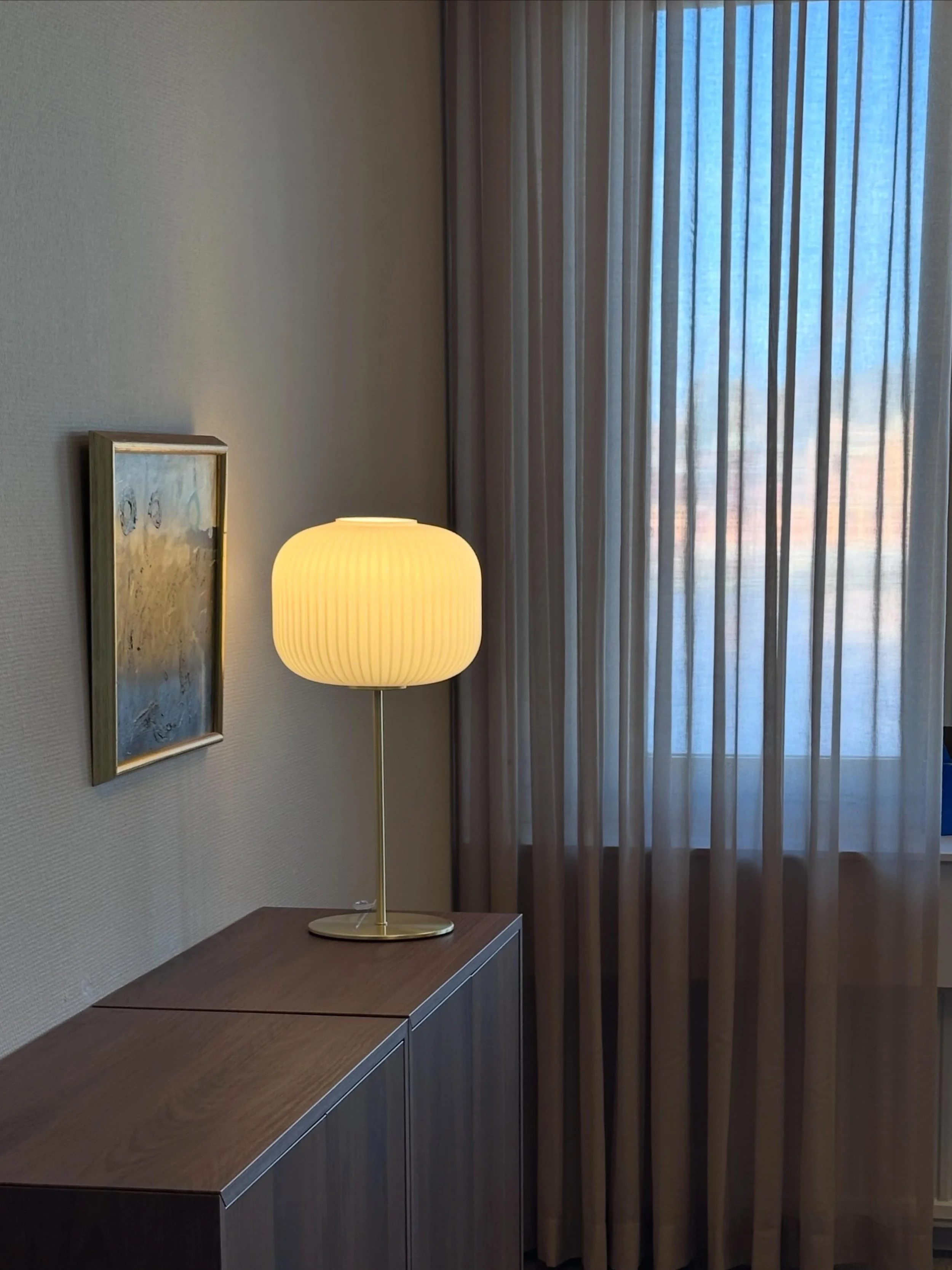 SISTA TOUCHEN. Det &auml;r alltid lika tillfredsst&auml;llande att f&aring; s&auml;tta de sista detaljerna p&aring; plats i slutet av ett projekt! Helheten skapas med hj&auml;lp av tavlor, gardiner, mattor och andra detaljer. 

H&auml;r en detaljbild