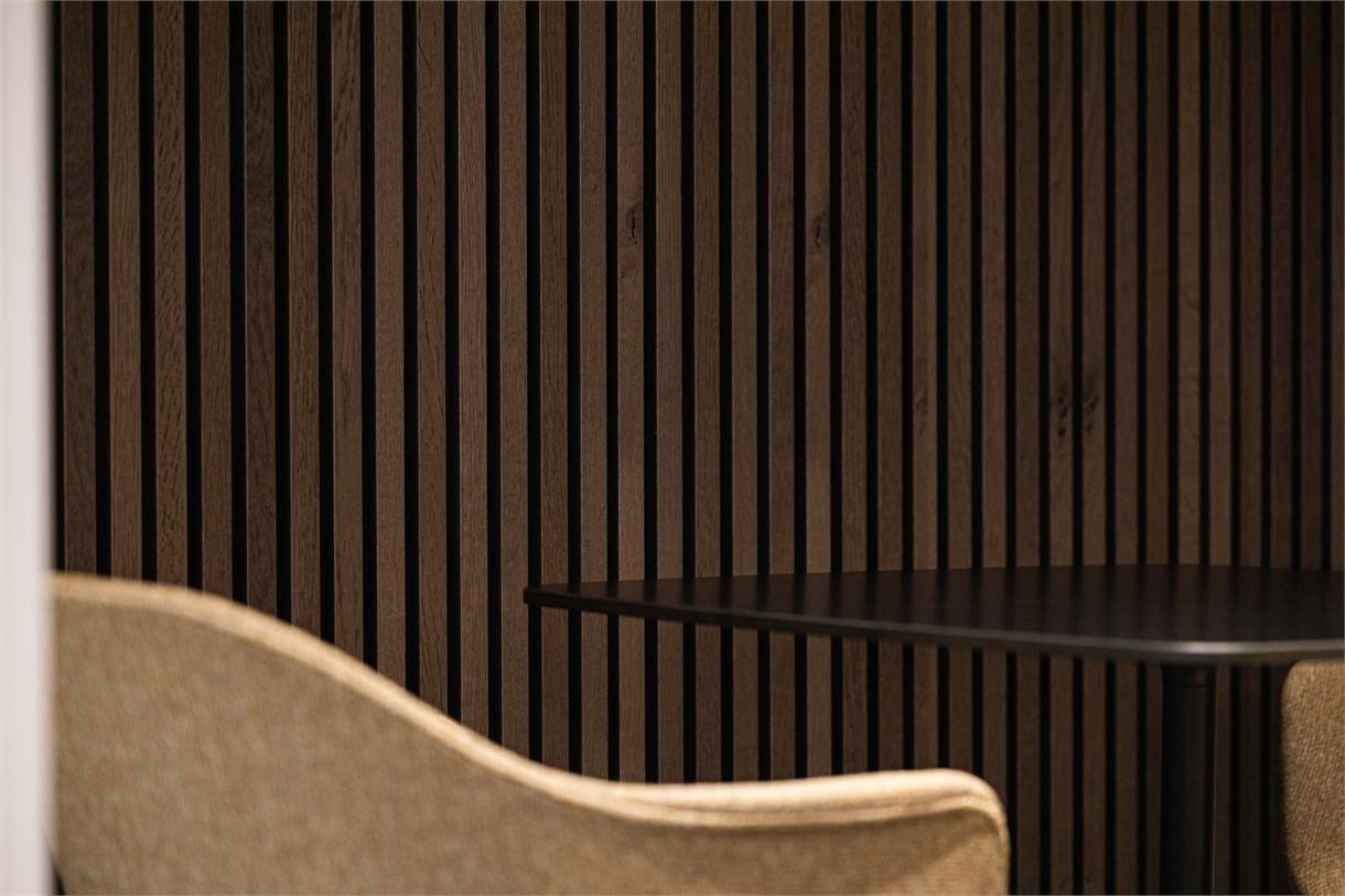inredning-kontor-stockholm-atlasmuren-cobe-closeup-woodup-wall.jpeg