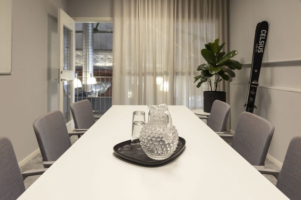 renovering-kontor-cobe-stockholm-celsius-konferensrum-gra-stolar.jpg.jpg
