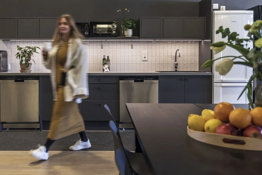 renovering_kontor_stockholm_celsius_kok_med_person_2_cobe.jpg