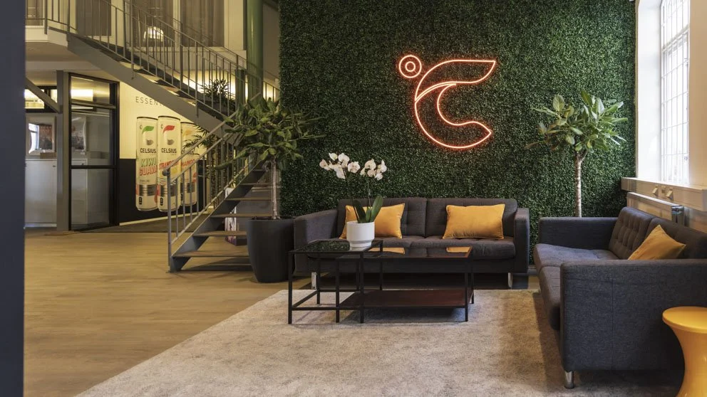 renovering-kontor-cobe-stockholm-celsius-entre-med-soffor.jpg