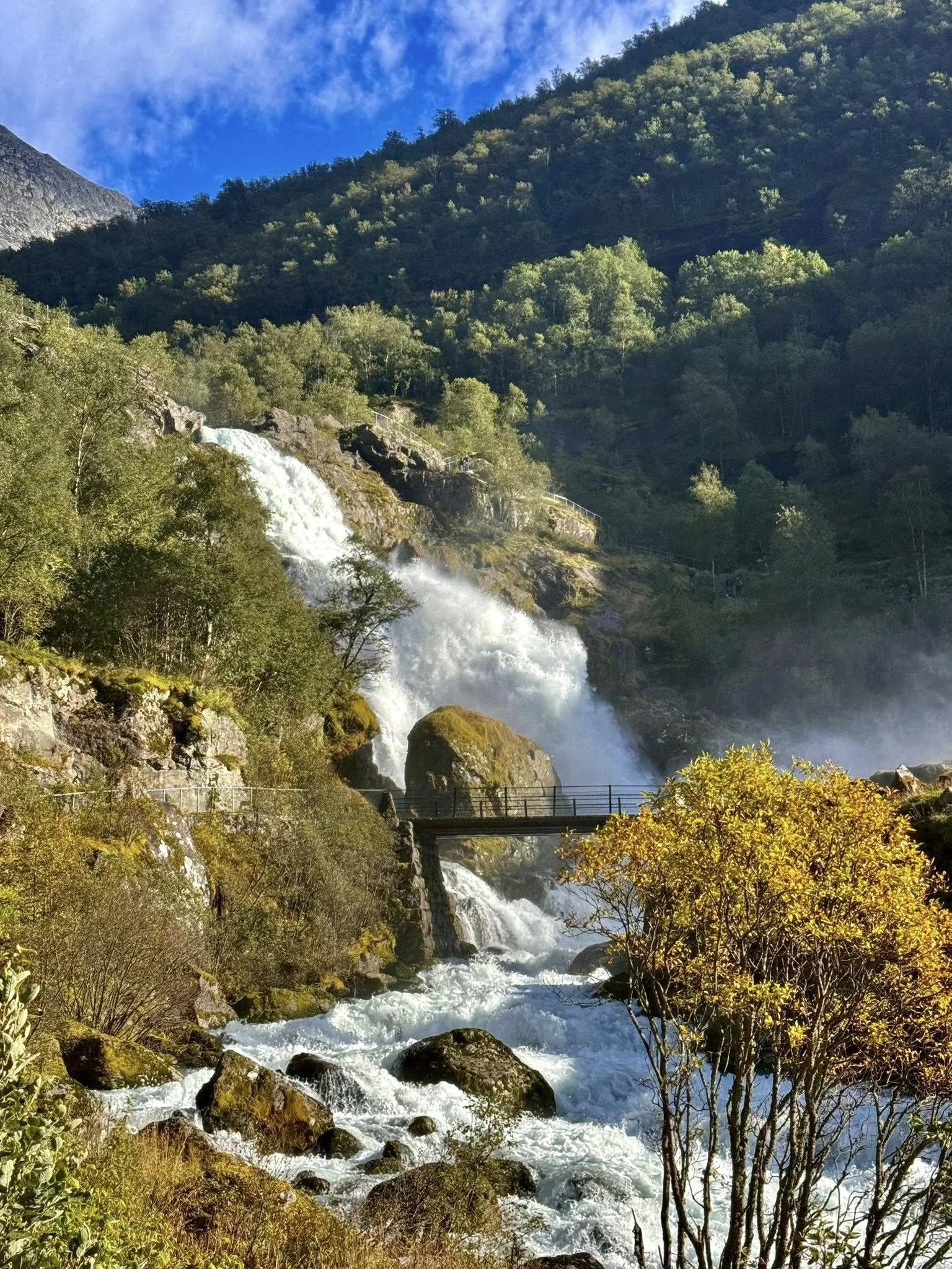 Foss ved Briksdalen.jpg