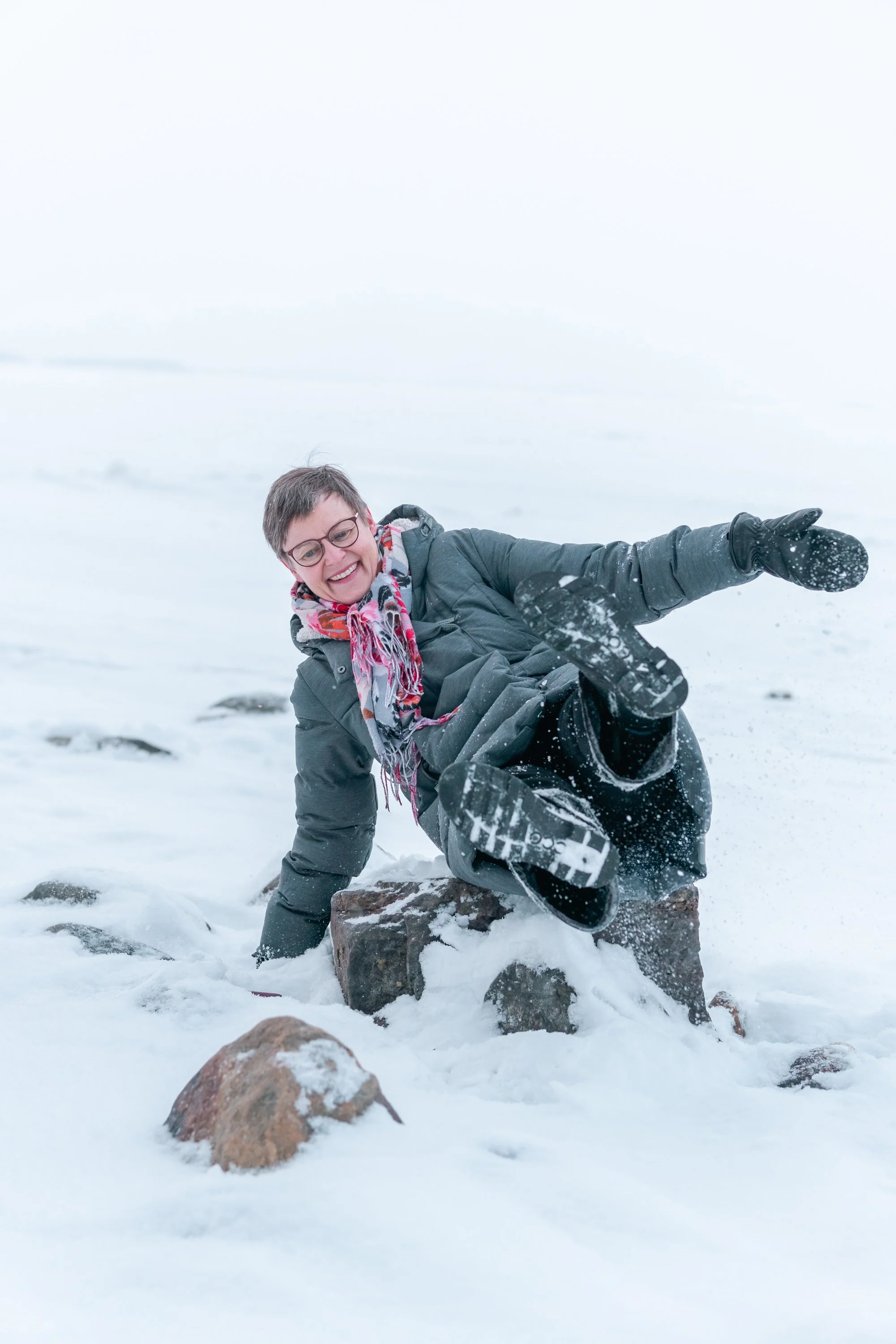 Toimittaja ja podcast-sarjan äiti Liisa Yli-Ketola iloitsee talvesta Kuhasalossa. Kuva: Karoliina Gavrilov