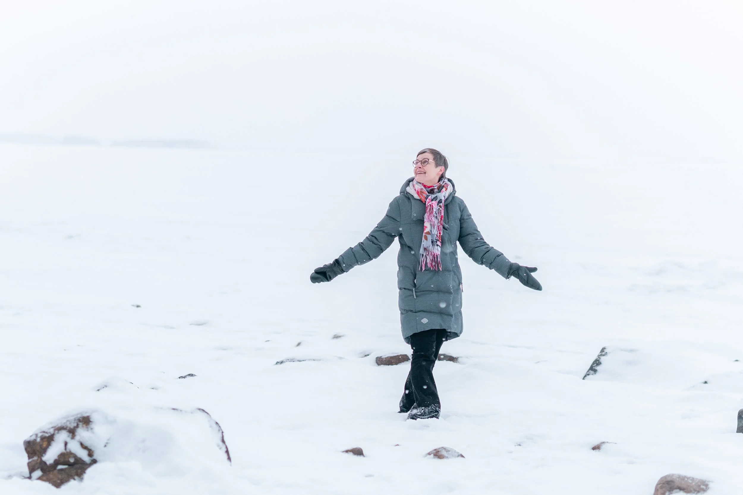 Toimittaja ja podcast-sarjan äiti Liisa Yli-Ketola iloitsee talvesta Kuhasalossa. Kuva: Karoliina Gavrilov