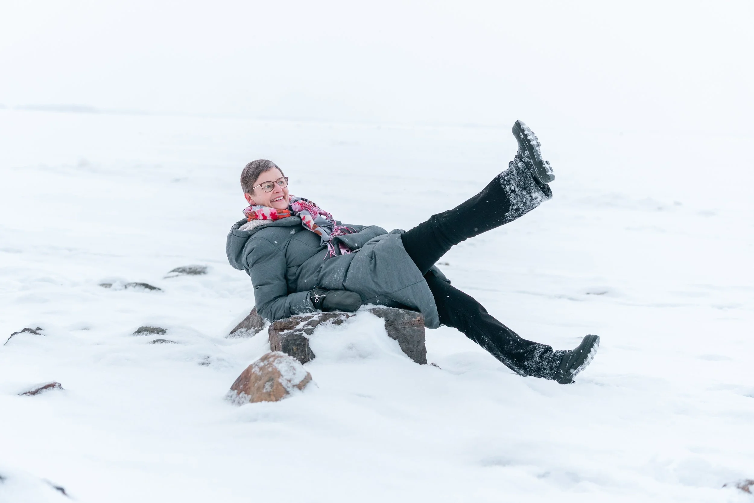 Toimittaja ja podcast-sarjan äiti Liisa Yli-Ketola iloitsee talvesta Kuhasalossa. Kuva: Karoliina Gavrilov