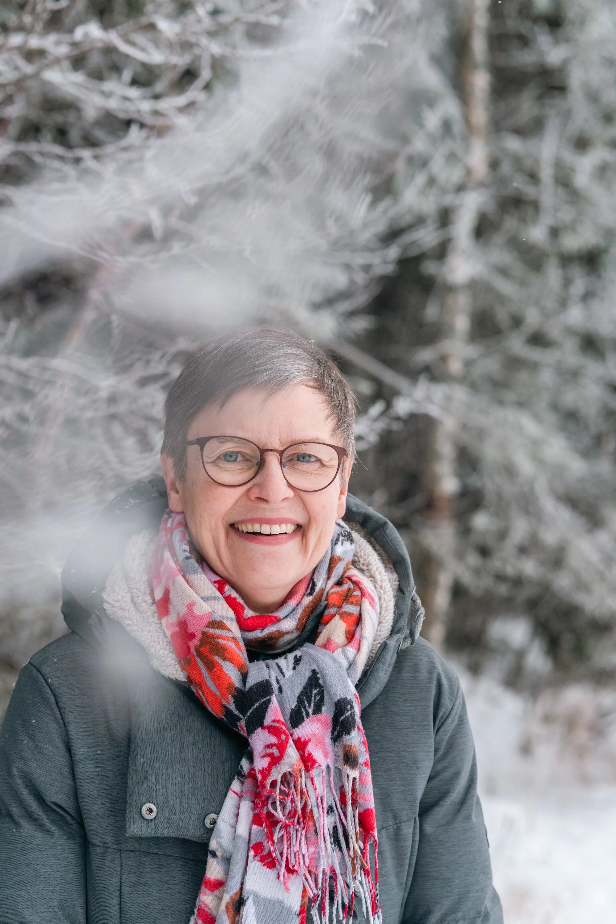 Toimittaja ja podcast-sarjan äiti Liisa Yli-Ketola iloitsee talvesta Kuhasalossa. Kuva: Karoliina Gavrilov