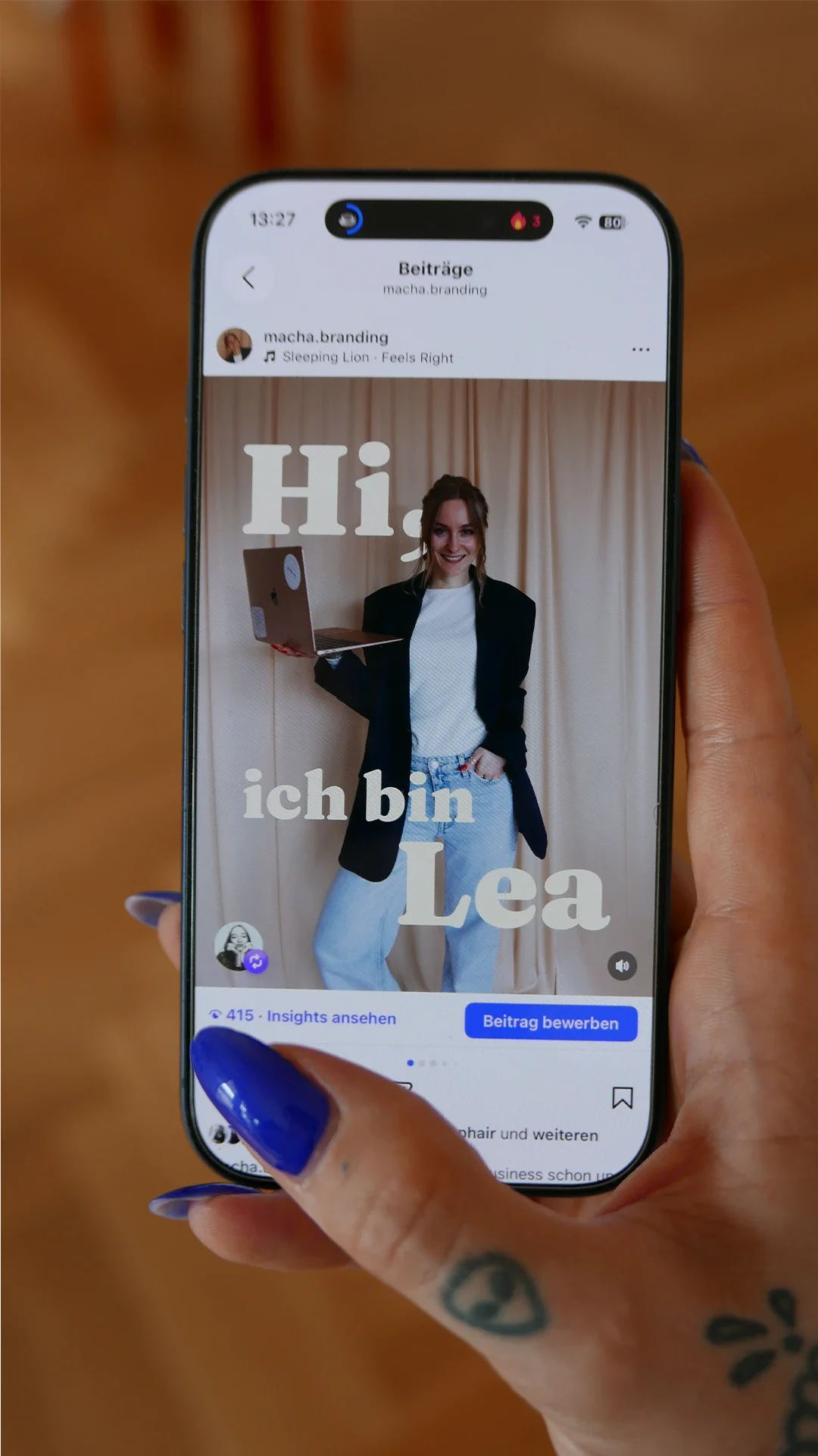 Auf einem Handy ist das Profil von Macha Branding geöffnet.