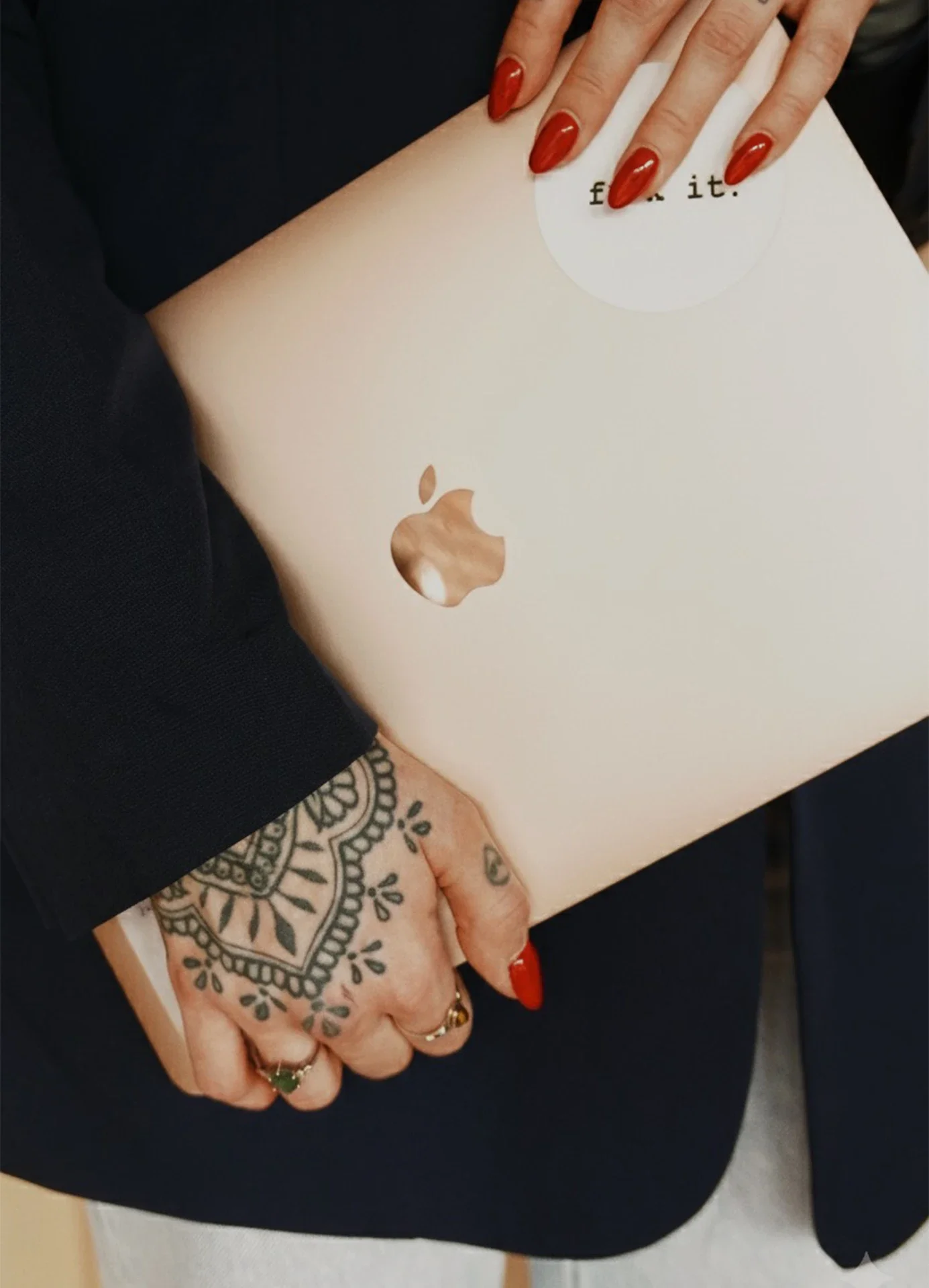 Close up auf einen Laptop im Arm.