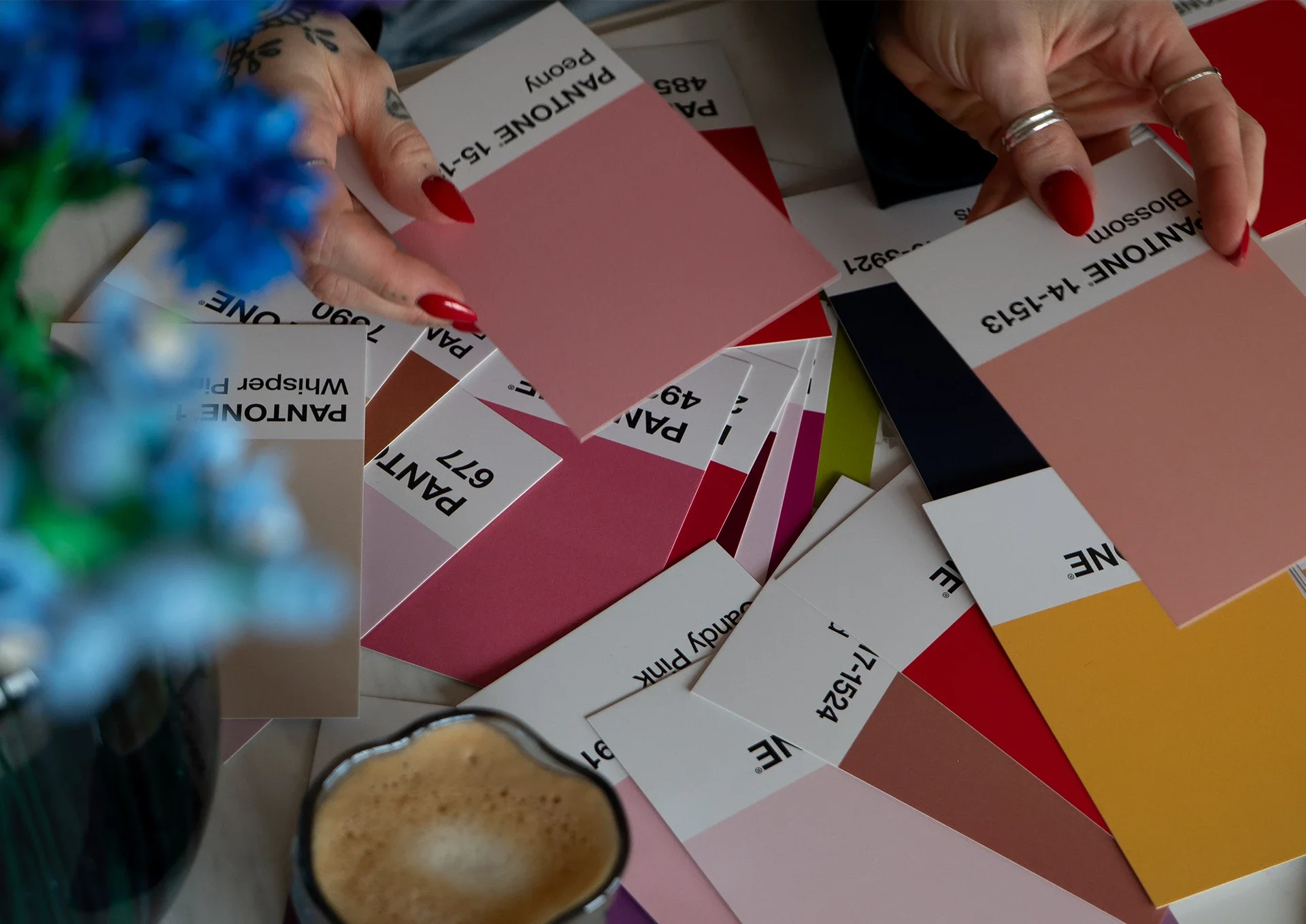 Auf einem Tisch liegen Pantone-Farbpaletten.
