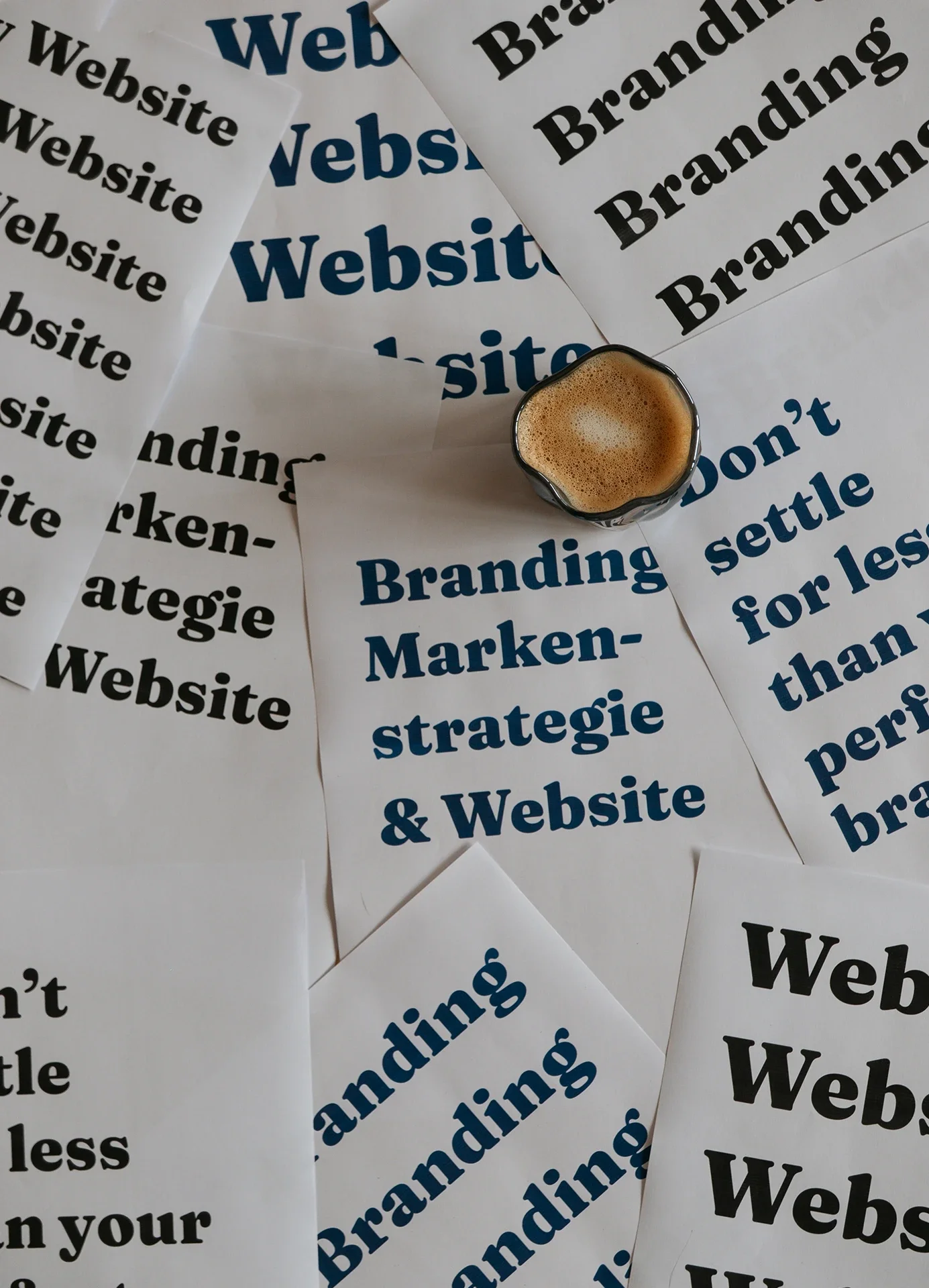 Papier mit der Aufschrift Personal Branding, Website und Markenstrategie liegen auf dem Boden.