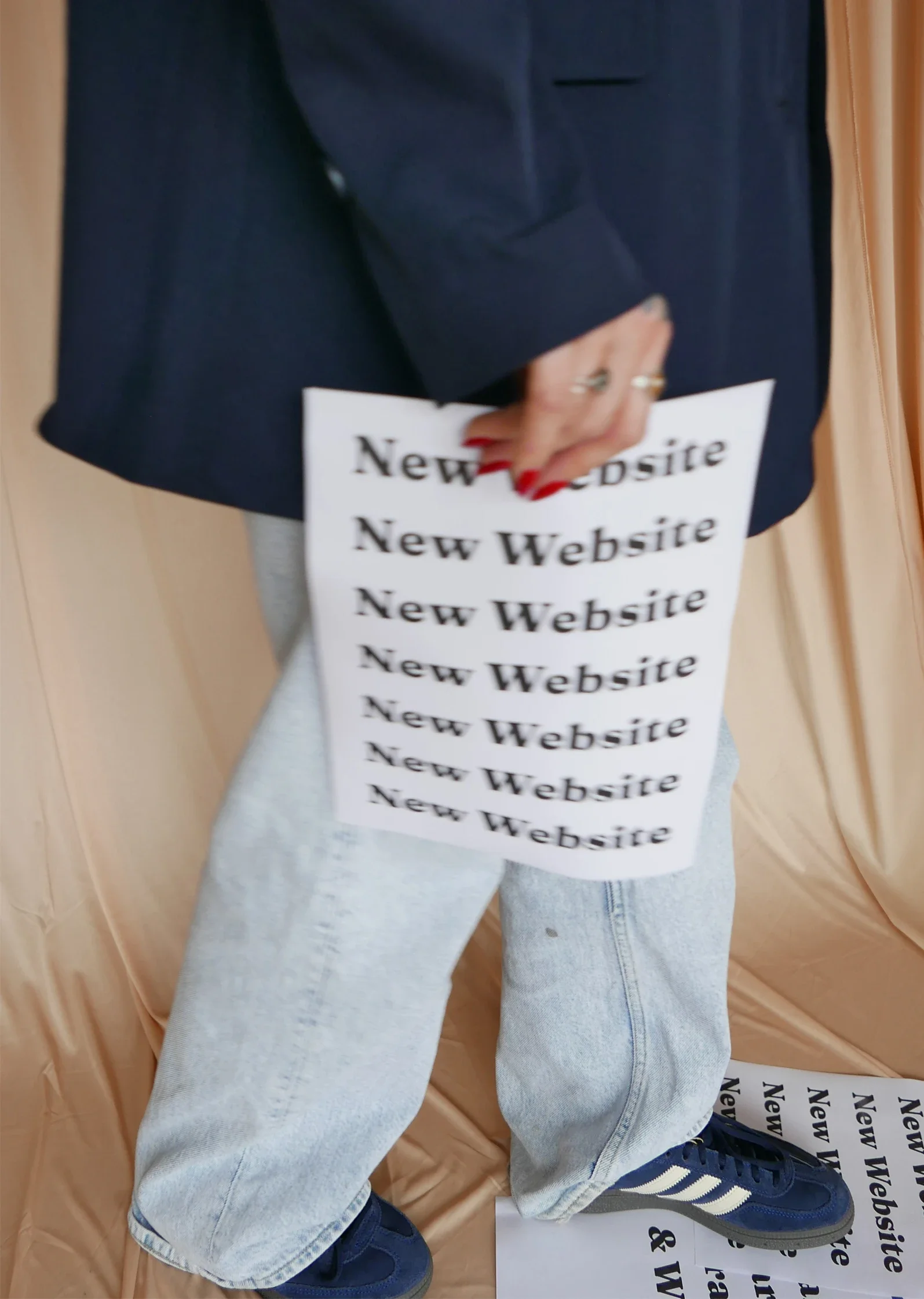 Auf einem Papier steht geschrieben, dass es eine neue Website gibt.