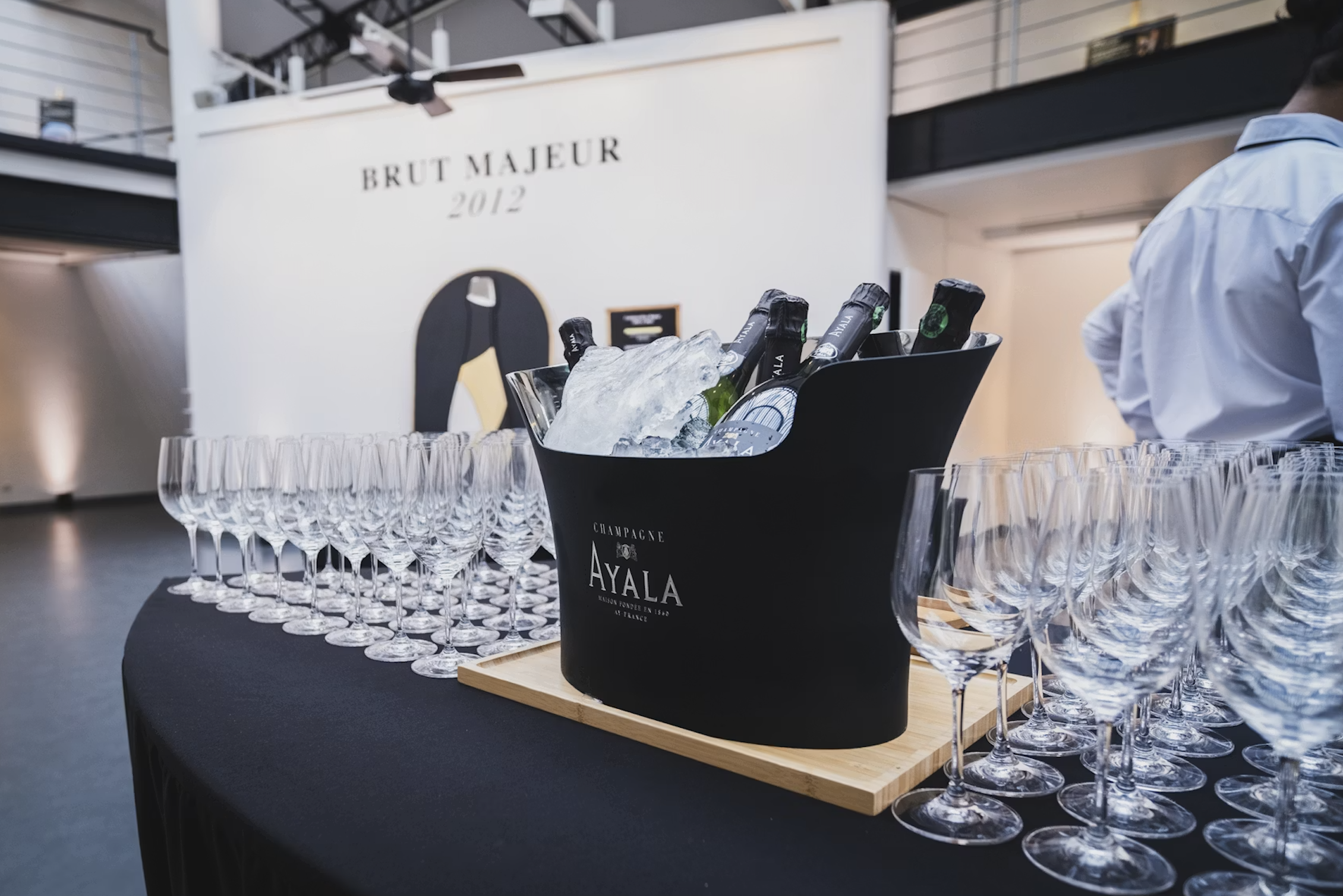 Vasque à champagne personnalisée : l'objet signature qui marque chaque service