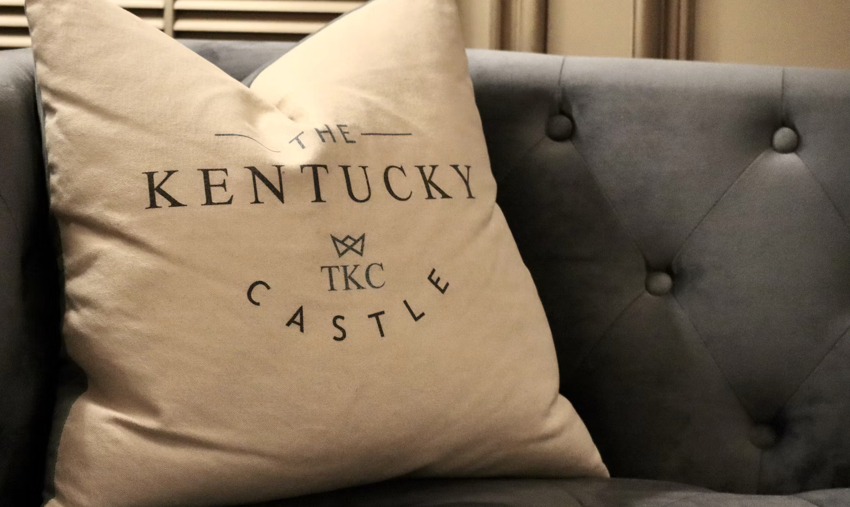Coussin personnalisé : l'objet déco qui signe discrètement vos espaces CHR et lounge
