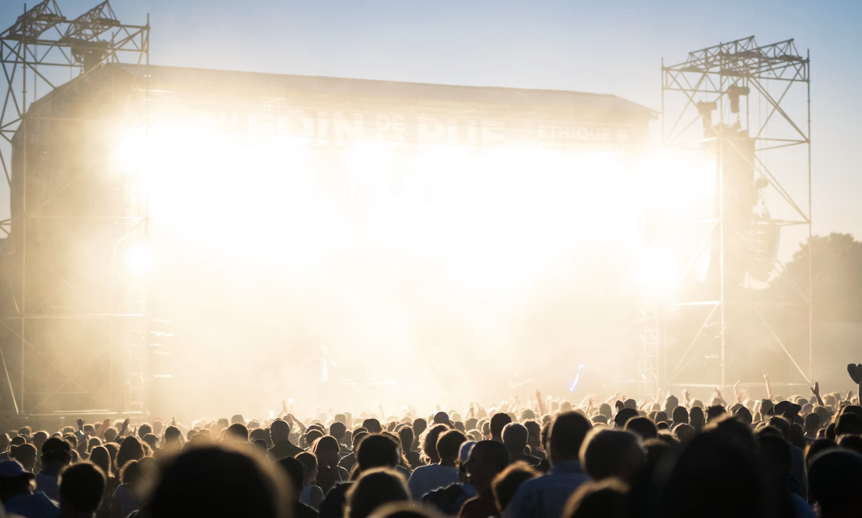 Goodies et objets publicitaires pour festivals de musique : comment les sponsors activent leur marque sur le terrain