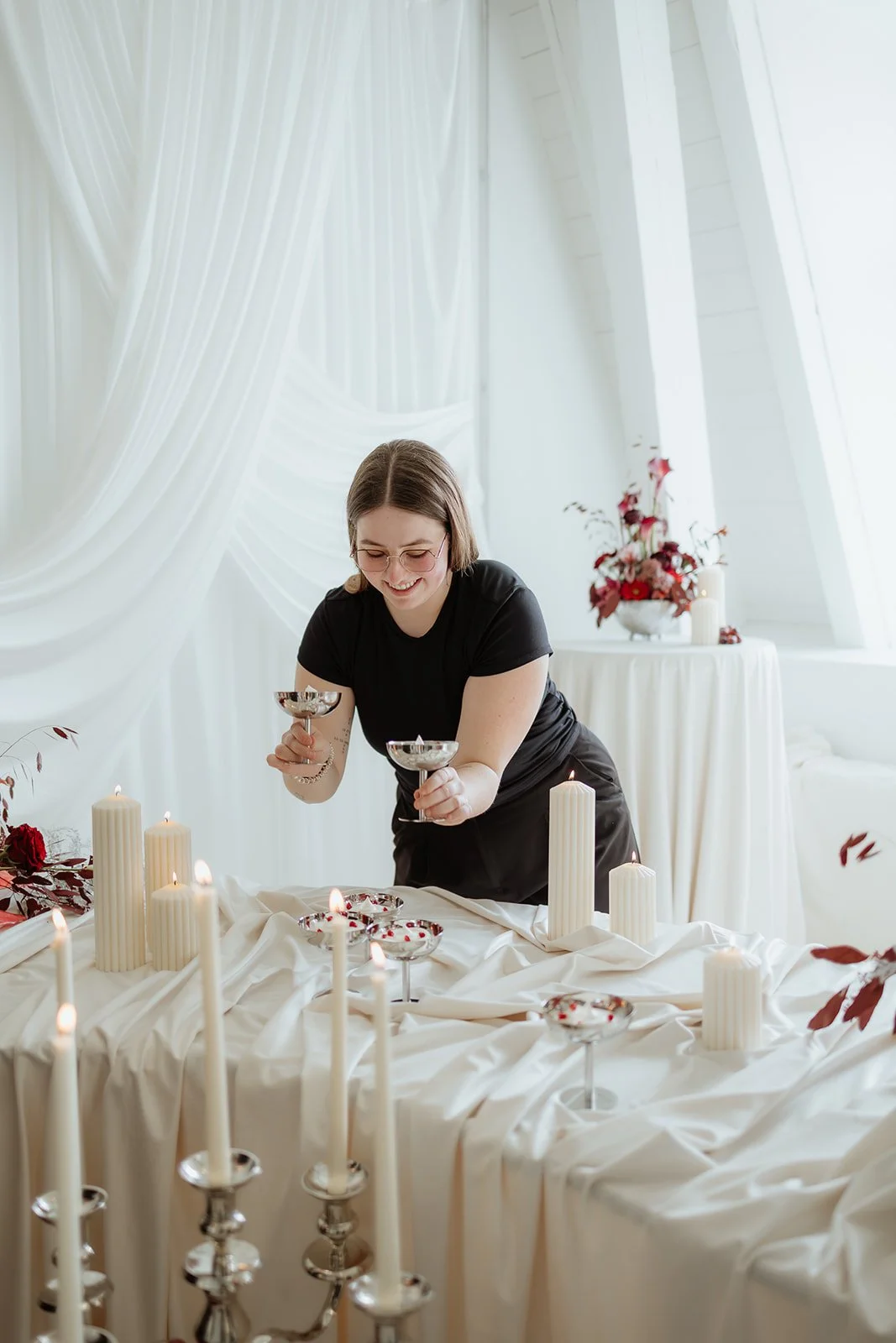 Hochzeitsplanerin bei der Vorbereitung einer stilvollen Hochzeit in der Schweiz. Bild von Stephanie Häfeli.