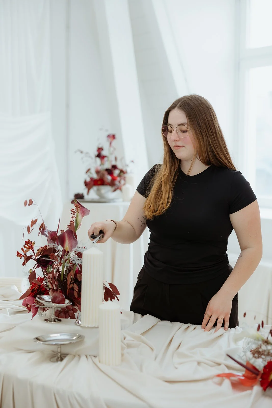 Hochzeitsplanerin Elena Dumler von Adore Weddings bei der Arbeit an einem Hochzeitskonzept. Bild von Stephanie Häfeli.