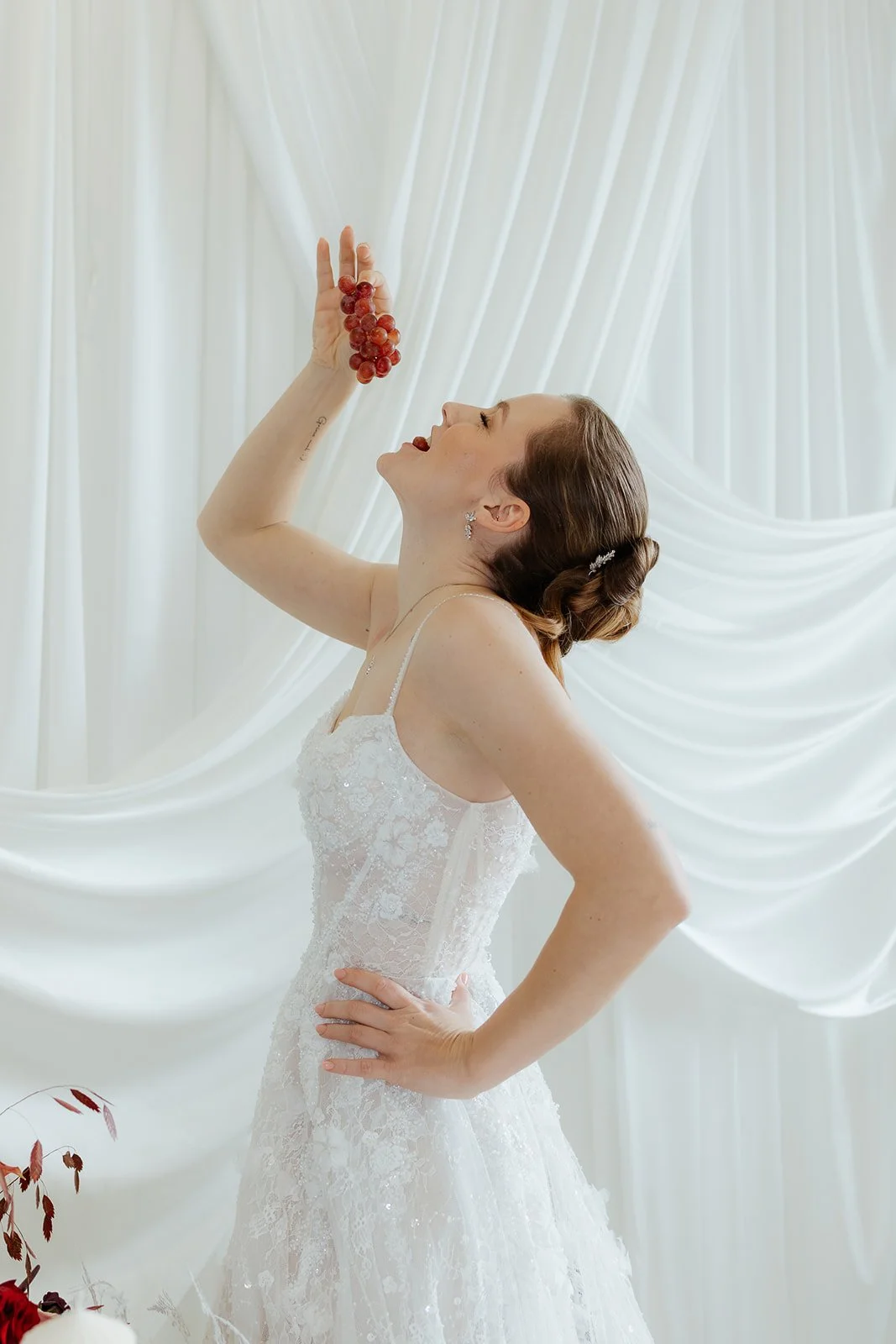 Braut im weissen Kleid geniesst ihr Brautshooting. Bild von Stephanie Häfeli.