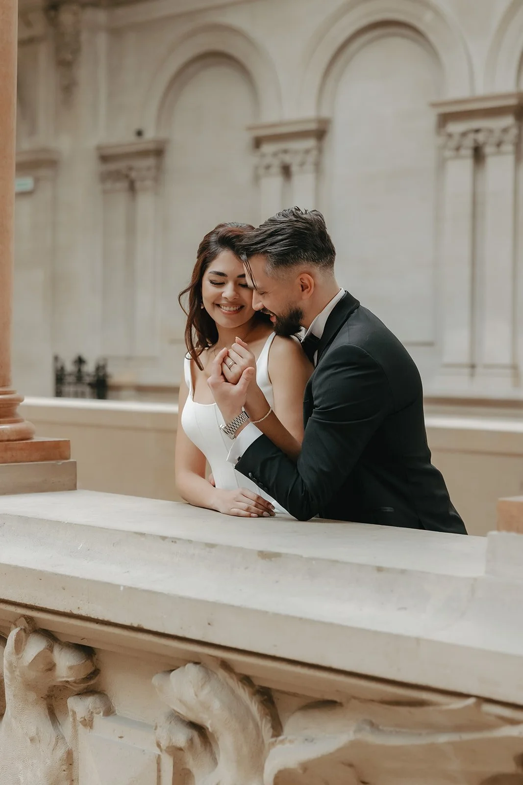 Brautpaar in eleganter Hochzeitskleidung bei einem romantischen Hochzeitsshooting. Bild von Gloria Velvet.