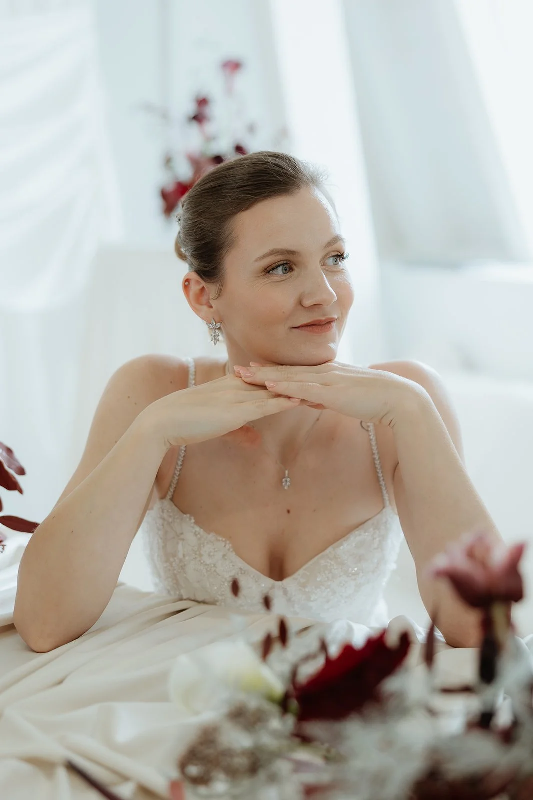 Braut am Hochzeitstisch für ihr Brautshooting mit Brautportraits. Bild von Stephanie Häfeli.