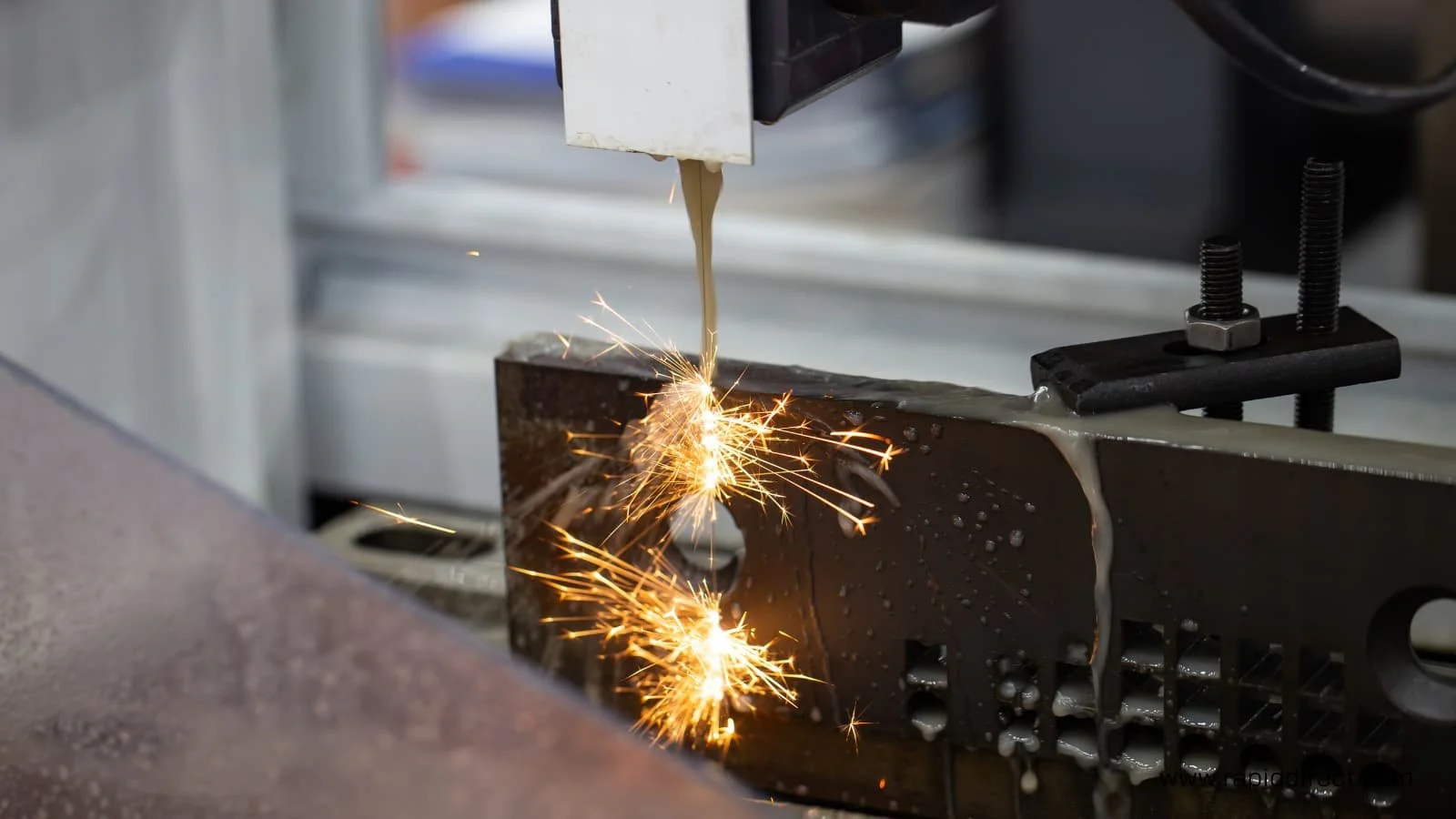 how-does-wire-edm-work.jpg