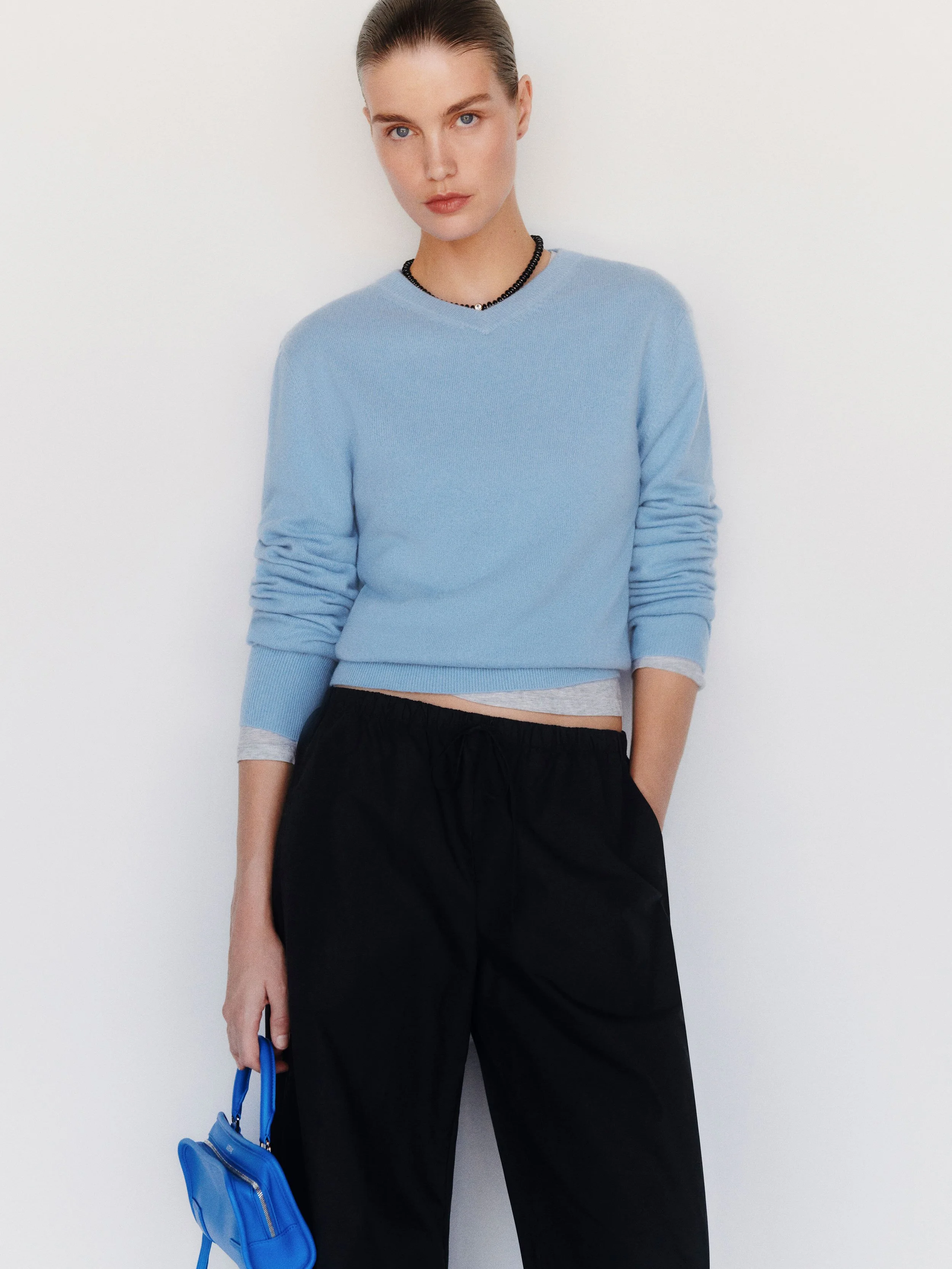 2026_07_29_C_LANDON_CASHMERE_V-NECK.1320298.SKYLINE_018-sRGB.jpg