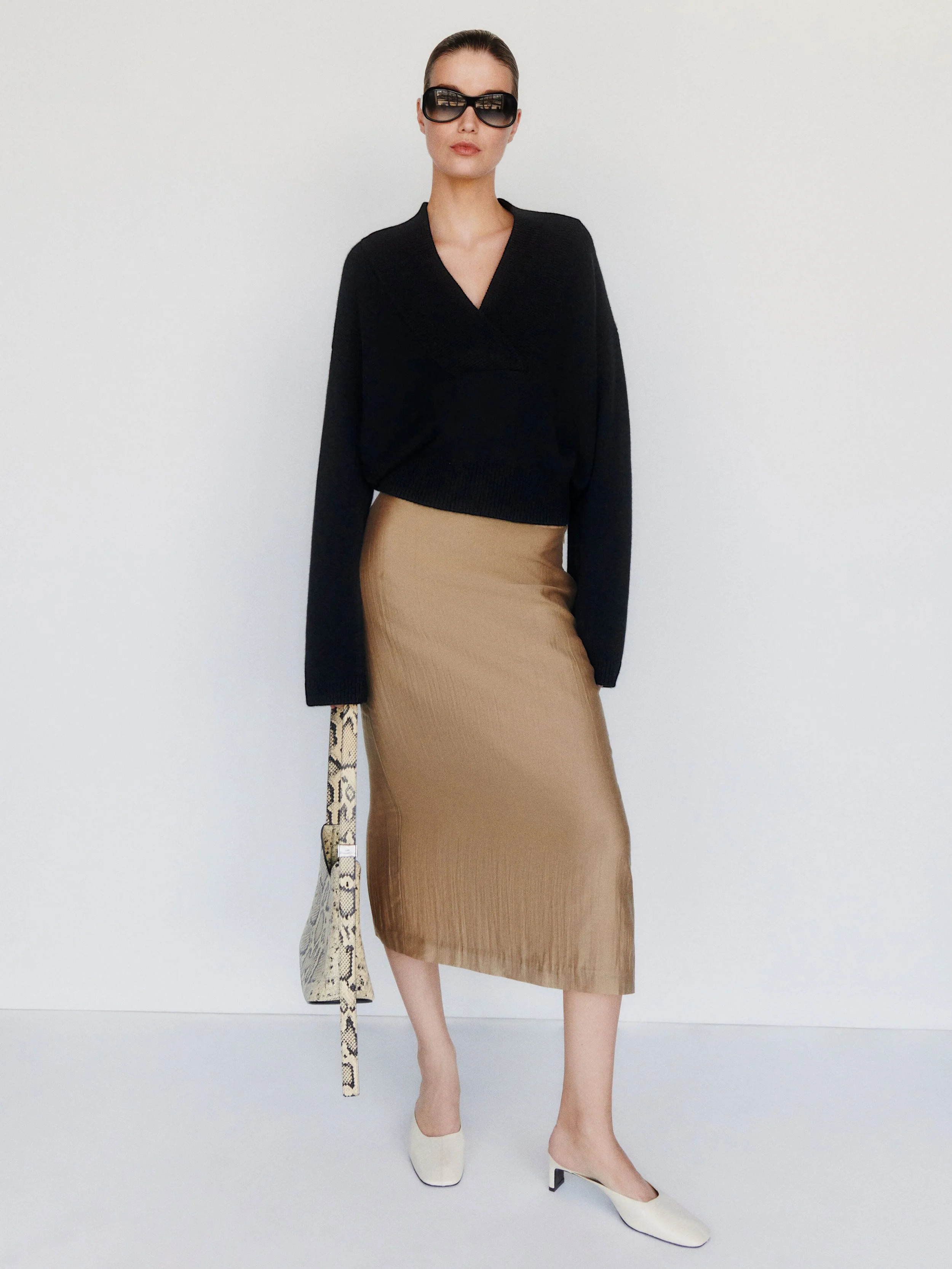 2026_07_29_C_EASTON_CASHMERE_SWEATER.1319035.BLACK_041-sRGB.jpg