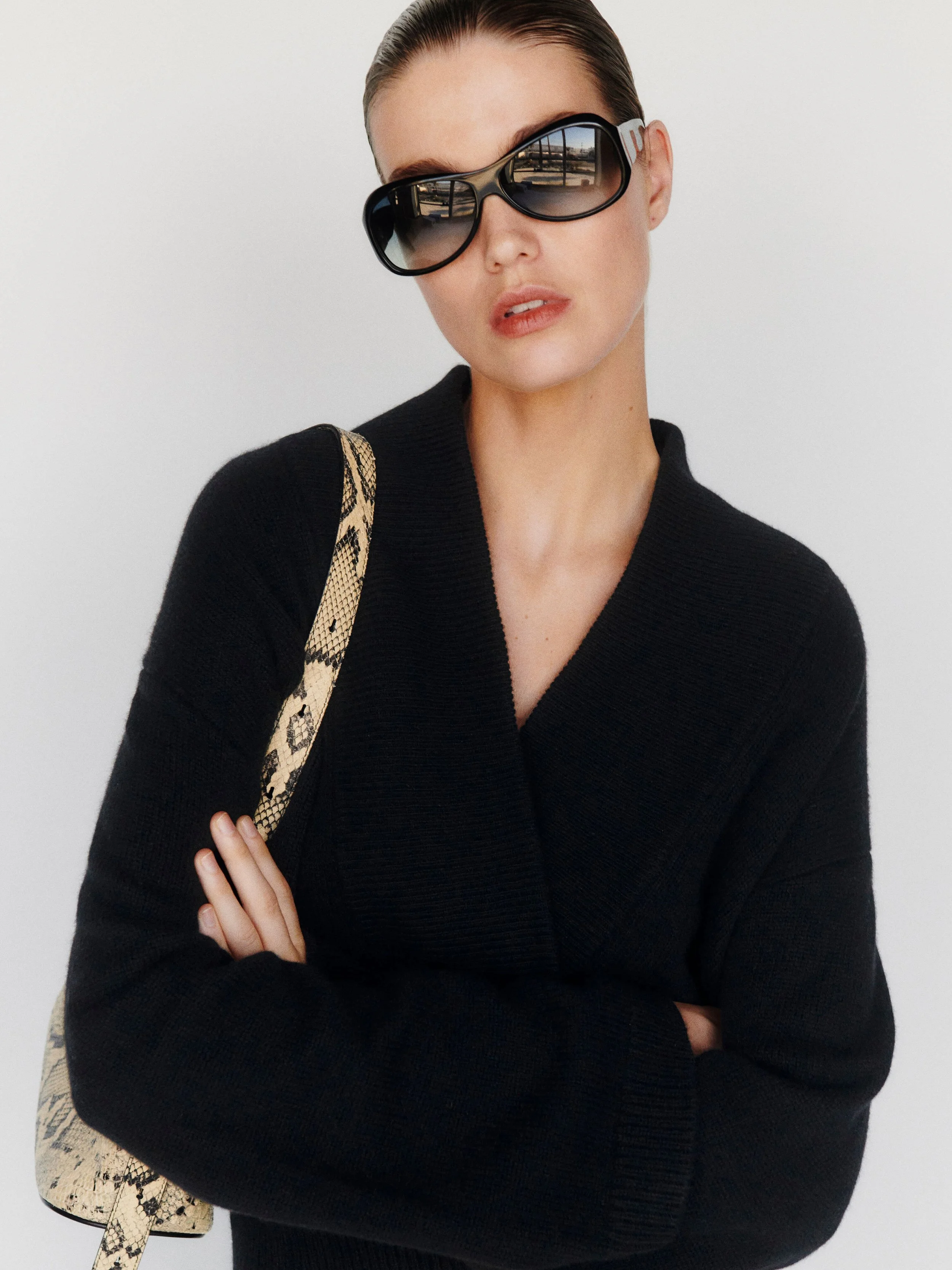 2026_07_29_C_EASTON_CASHMERE_SWEATER.1319035.BLACK_103-sRGB.jpg