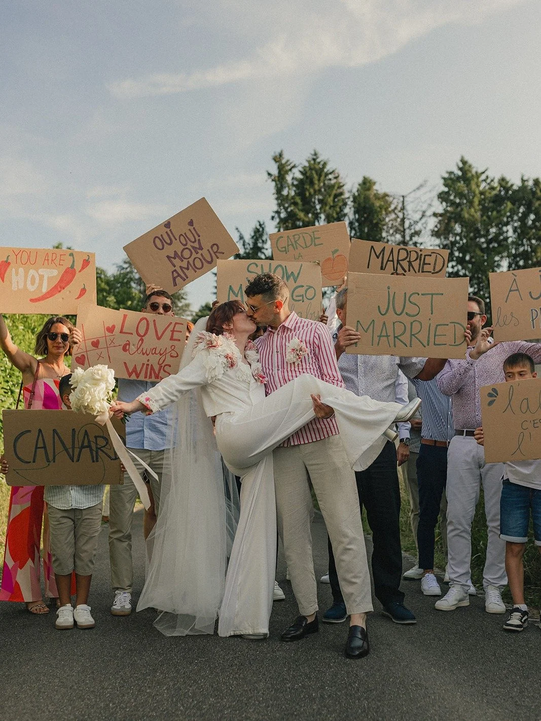 Une rue, une bande d'amis, des pancartes faites &agrave; la main et deux amoureux au milieu de tout &ccedil;a.
Comme une petite manifestation joyeuse o&ugrave; le seul slogan serait: L'amour gagne toujours.

Parce que parfois, les plus belles sc&egra