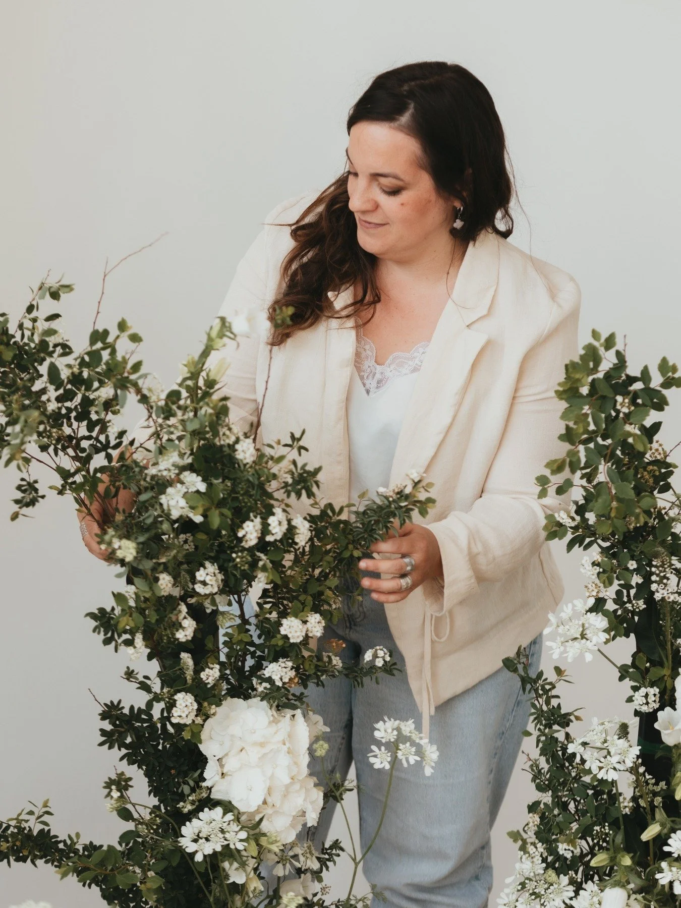 Et si on vous partageait les coulisses d'un mini shooting d'inspiration?

Une ambiance sobre, blanche et &eacute;pur&eacute;e, imagin&eacute;e par la petite &eacute;quipe de copains d'Amour Alsace pour mettre en lumi&egrave;re l'essentiel : la compli