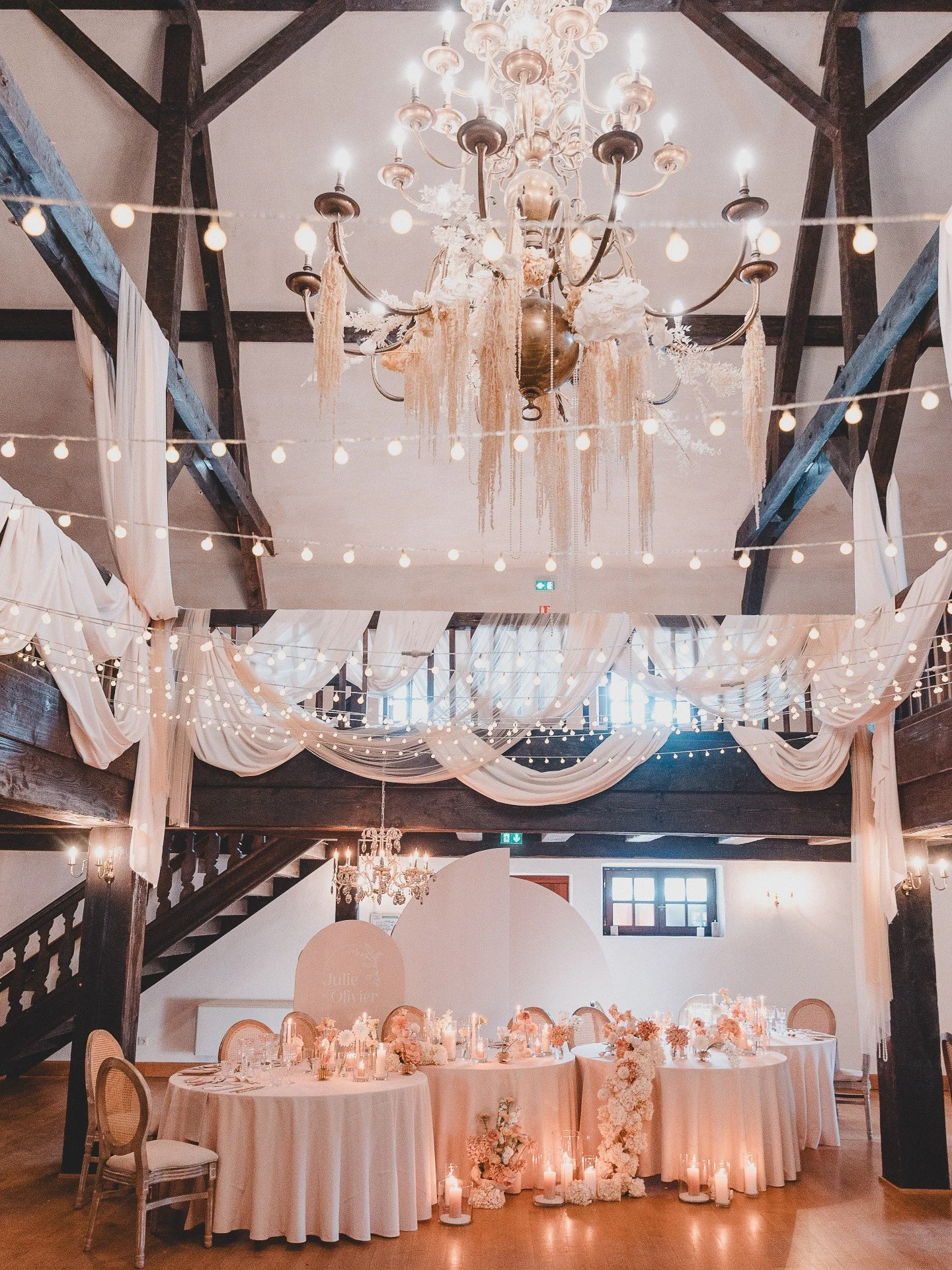 Un diner tout en douceur

Pour ce mariage au moulin bas, des drap&eacute;s vaporeux envahissent l'espace et apportent douceur, &eacute;l&eacute;gance et d&eacute;licatesse &agrave; ce lieu authentique. 
Une profusion de fleurs aux tons beige et cr&eg