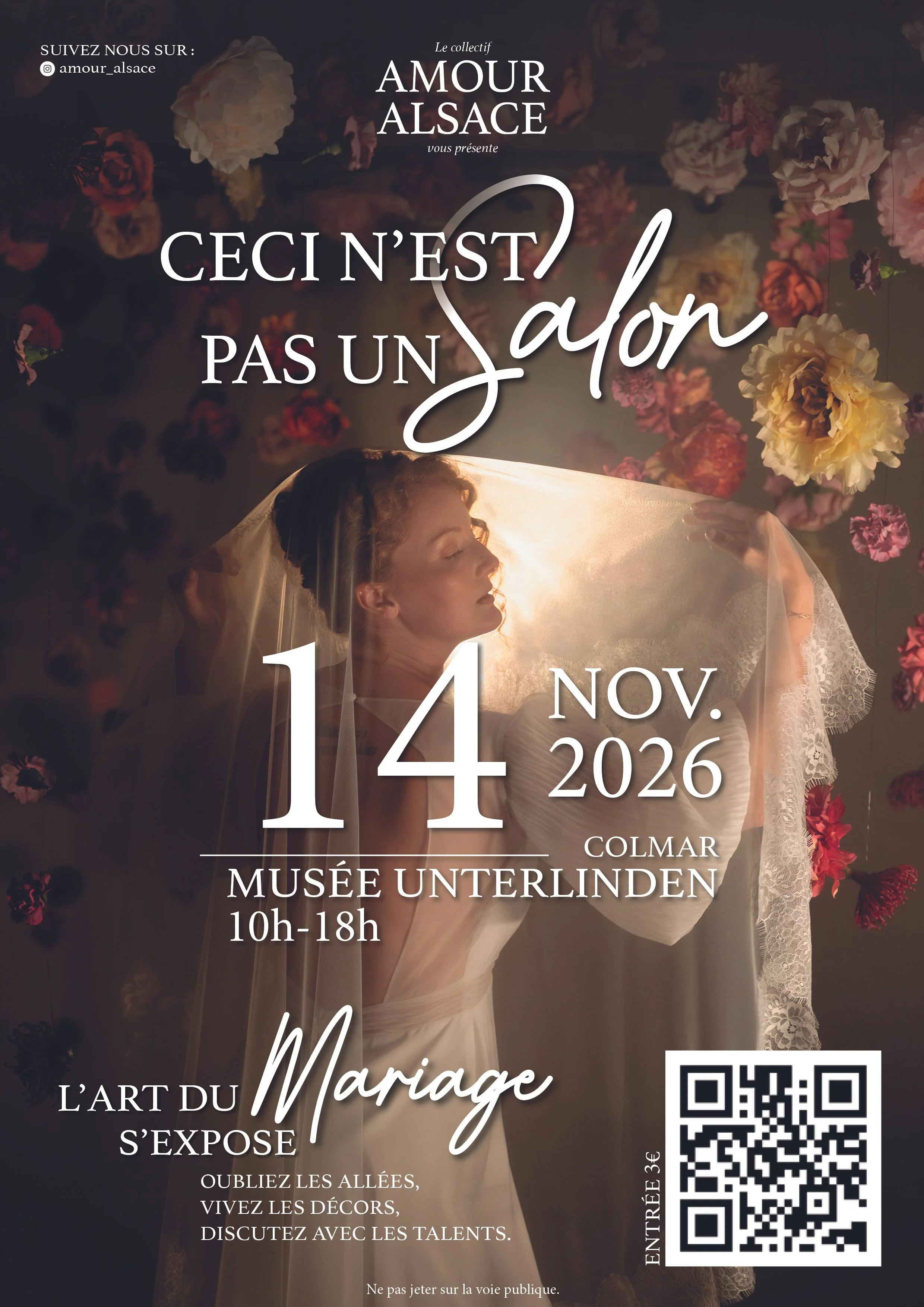 Affiche promotionnelle pour une exposition sur l'art du mariage, organisée par le collectif Amour Alsace. L'événement a lieu du 14 novembre 2026 à la muséé Unterlinden à Colmar, de 10h à 18h. L'affiche comporte une image d'une femme avec un voile, entourée de fleurs, avec un code QR en bas à droite.