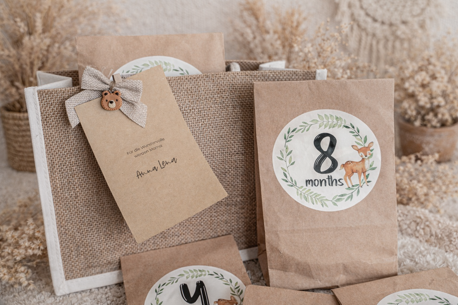 Geschenkverpackungen und Milestone-Karten für Babys, mit einem Augenmerk auf 8 Monate, in einem neutralen, naturfarbenen Design, mit einem kleinen Rentier-Illustration.