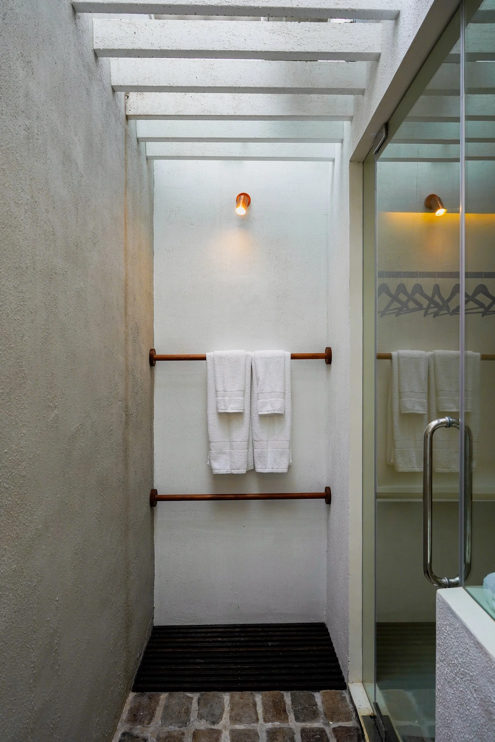 bathroom dili villa 1740 Pedlar Street Galle Fort