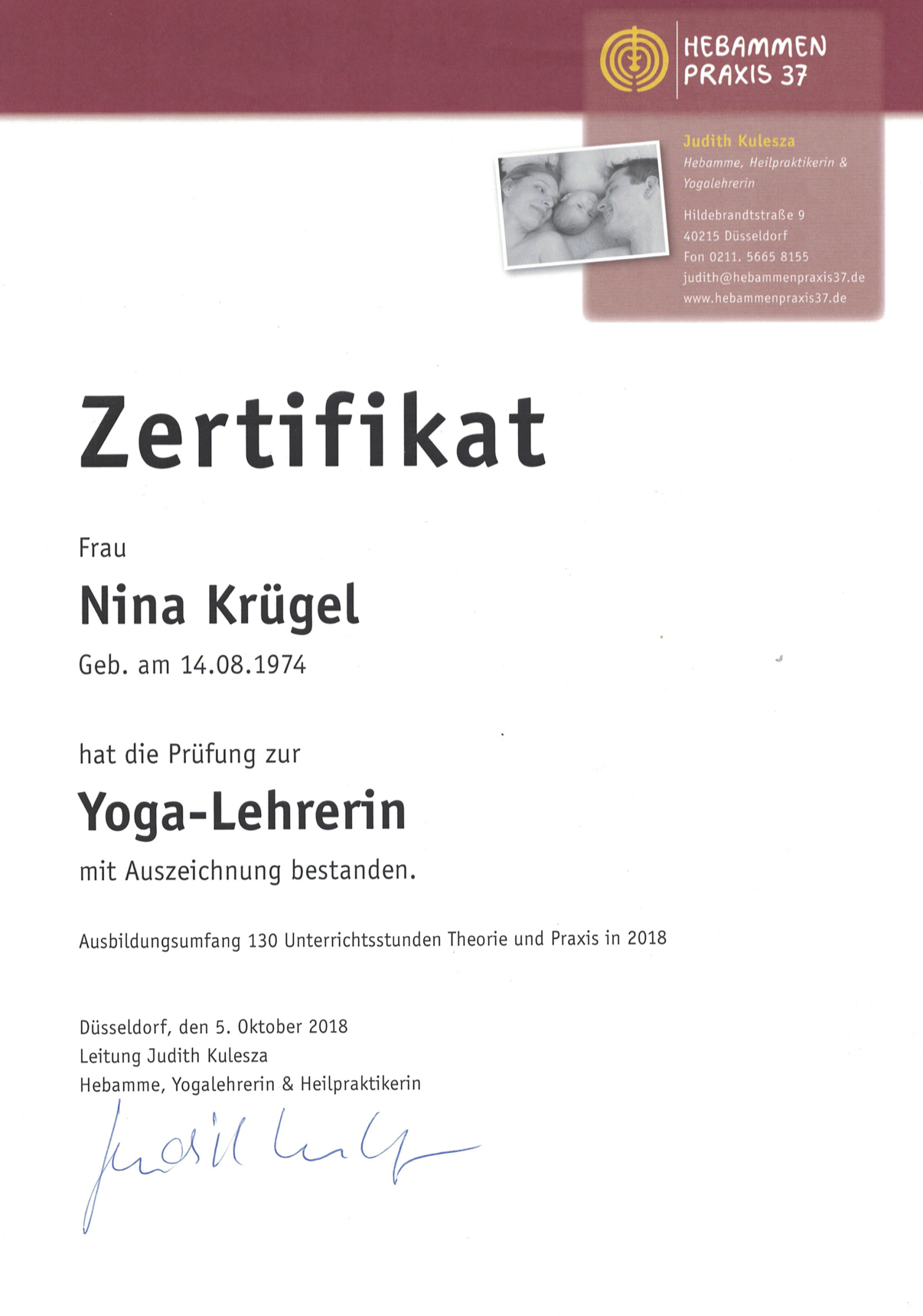 Zertifikat für Nina Krügel, bestanden in der Prüfung zur Yoga-Lehrerin, unterschrieben von Judith Kulesza, oben rechts Logo und Kontaktdaten der Hebammenpraxis 37.