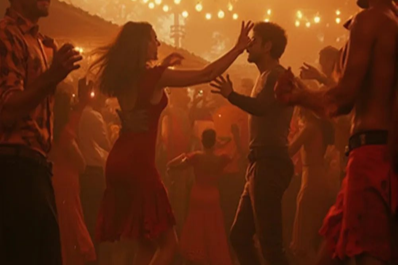 Människor som dansar på en fest med varma, gyllene ljus.