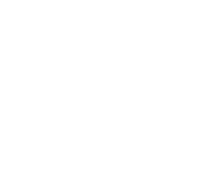 Un camarero sosteniendo una bandeja con una tapa de comida.